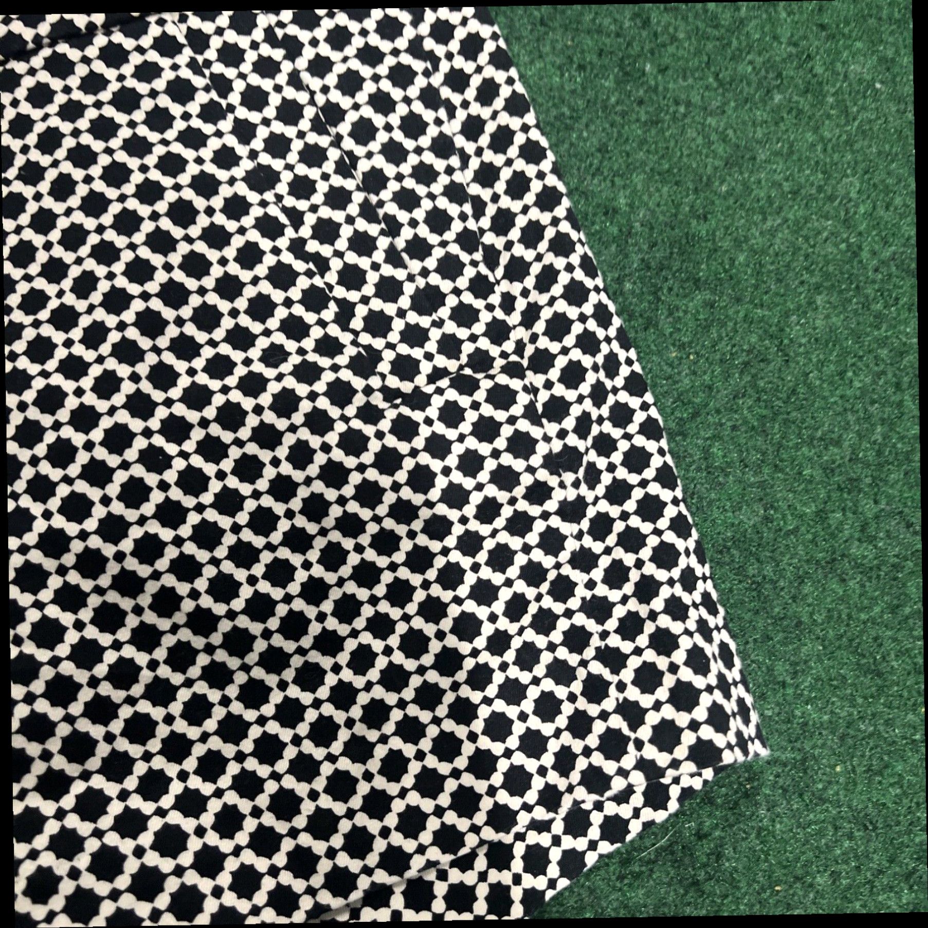 J.Crew J Crew 3" Chino Shorts Black/White Geometric Print Stretch Women's Size 0 Size 25" / US 0 / IT 36 - 3 Thumbnail
