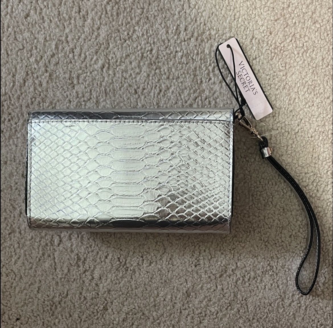 Victoria's Secret Victoria’s Secret Silver Snakeskin Patterned Wristlet Size ONE SIZE - 7 Thumbnail