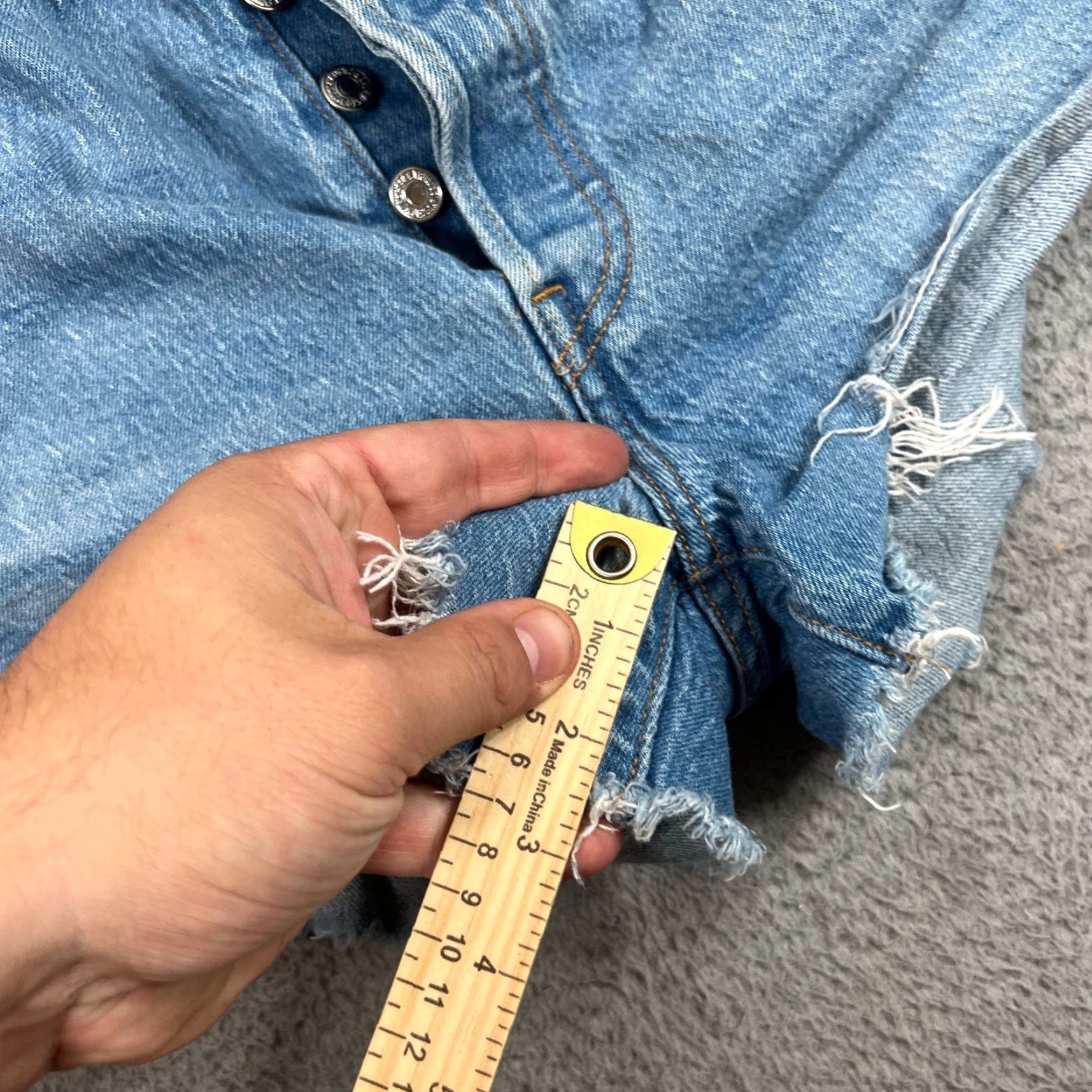 Levi's VINTAGE Levi's 501 Shorts Denim Distressed 5-Pocket Blue 033 Regular Womens 33 Distressed Pockets Button Front Casual Summer Size 24" / US 00 / IT 34 - 3 Thumbnail