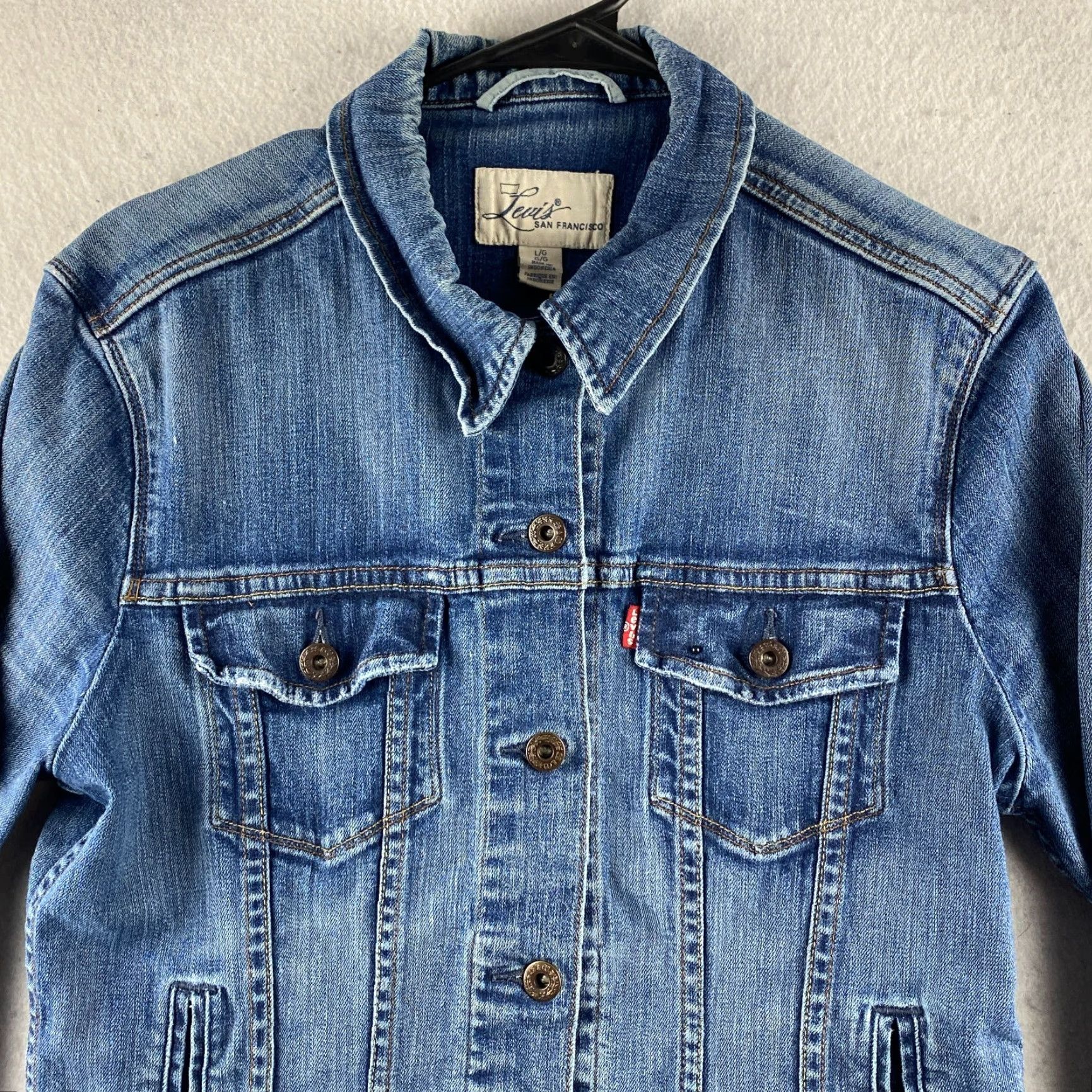 Levi's Levi's Denim Trucker Jacket Womens Large L Blue Distressed Rip Button-Up Size 36" / US 14 / IT 50 - 2 Thumbnail