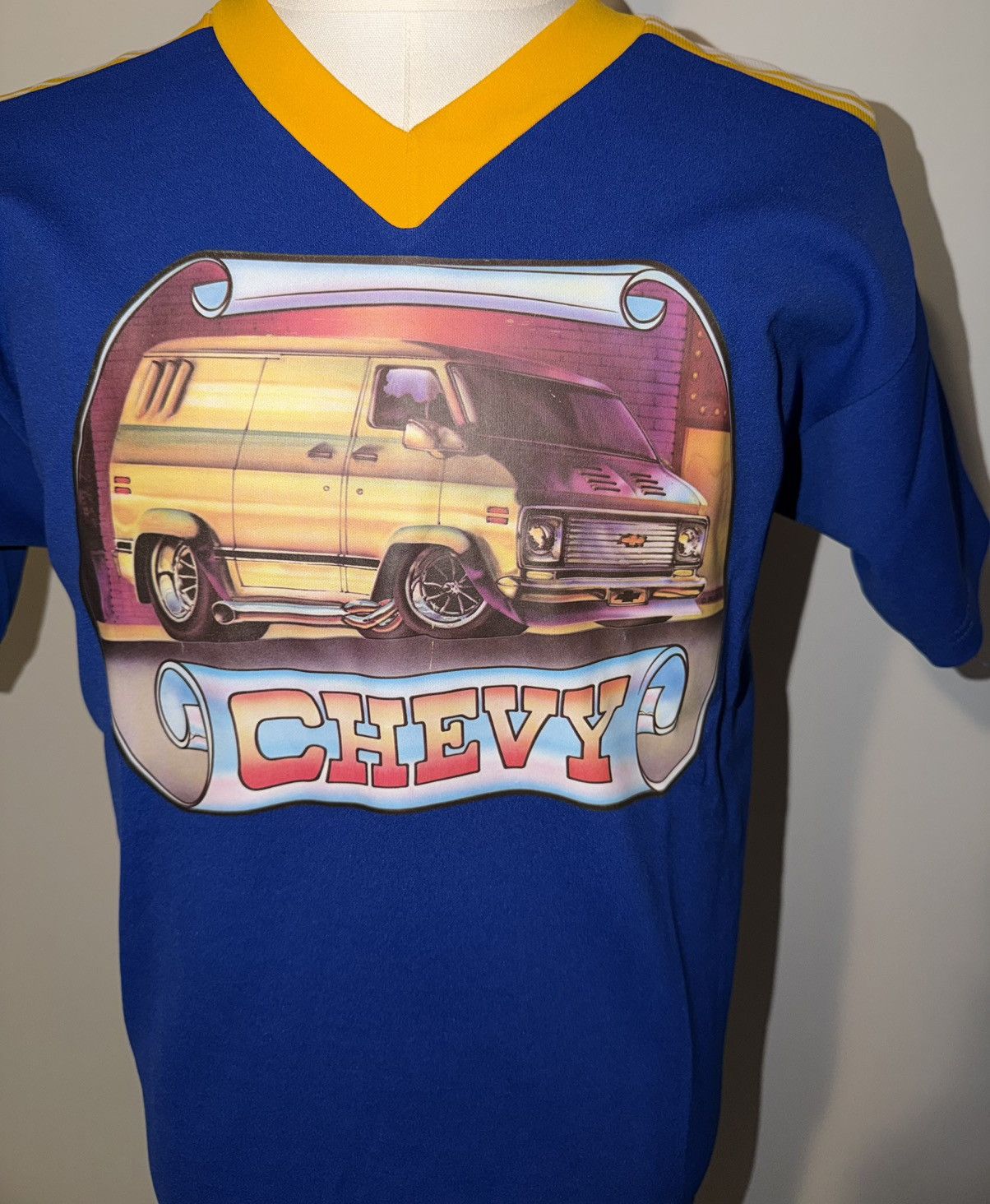 Russell Athletic VTG Chevrolet Van Graphic V-neck T-Shirt Blue Men’s Size XL Size US XL / EU 56 / 4 - 2 Thumbnail
