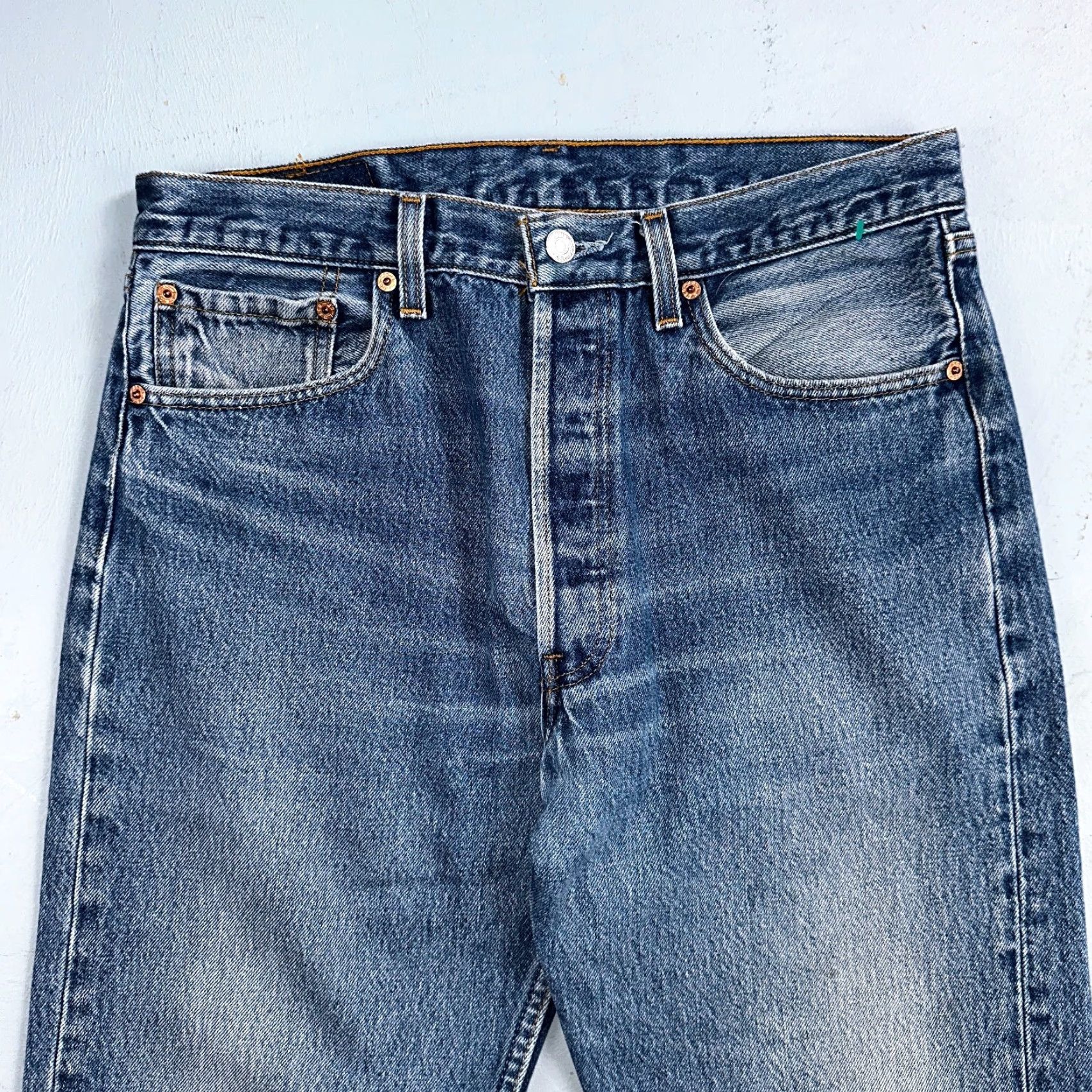 Levi's VINTAGE Levi's 501 Jeans Men 34x30 Blue Light Wash 90s USA Straight Classic 34 Regular Denim Cotton Button Rise Mid (10-12 in) Size US 34 / EU 50 - 2 Thumbnail