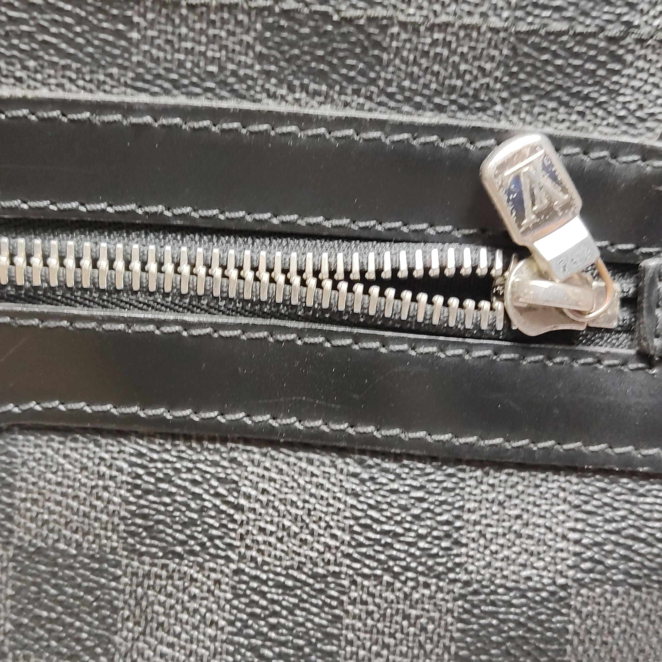 Louis Vuitton Louis Vuitton (LV) District leather checkerboard flap messe Size ONE SIZE - 8 Thumbnail