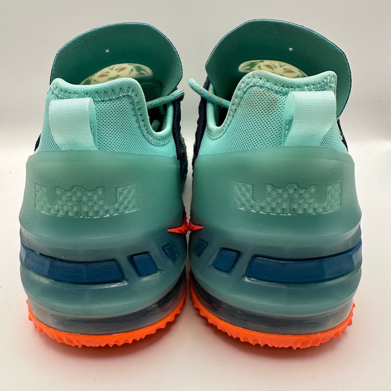 Nike NIKE LEBRON KIDS' 6Y GS We Are Family Hyper Crimson CW2760 Size US 6 / IT 36 - 5 Thumbnail