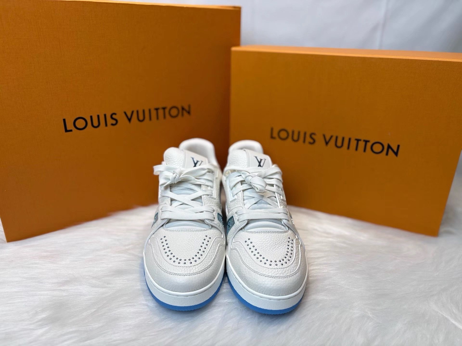 Louis Vuitton Louis Vuitton New Trainer Blue & White Rivet Sneakers K36 Size US 9 / EU 42 - 2 Thumbnail