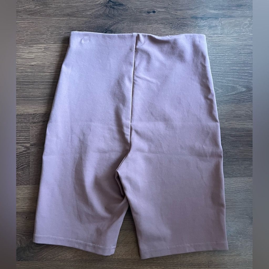 Aritzia 🌸 Babaton Dressy Biker / Bermuda Shorts – Soft Pink 🌸 Size 24" / US 00 / IT 34 - 3 Thumbnail