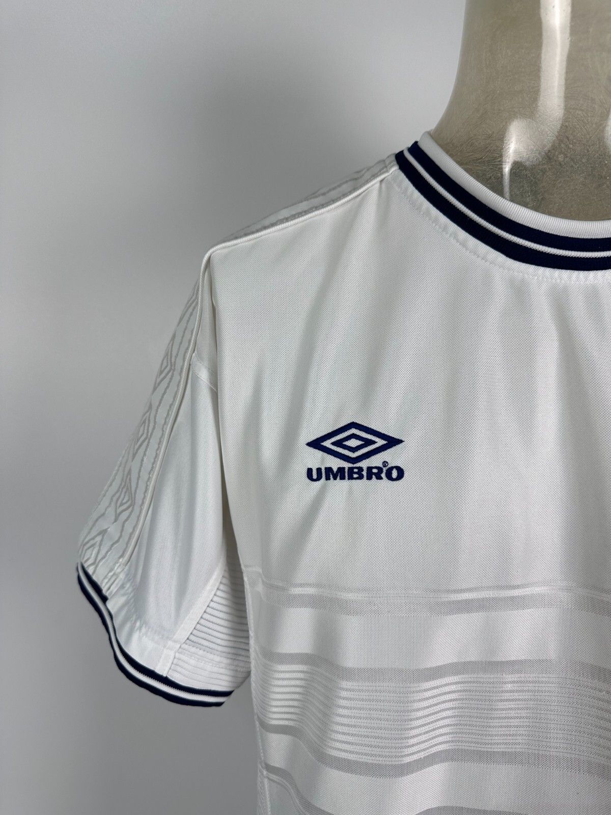 Umbro ENGLAND 1999 2001 FOOTBAL SHIRT SOCCER JERSEY UMBRO sz L Size US L / EU 52-54 / 3 - 3 Thumbnail