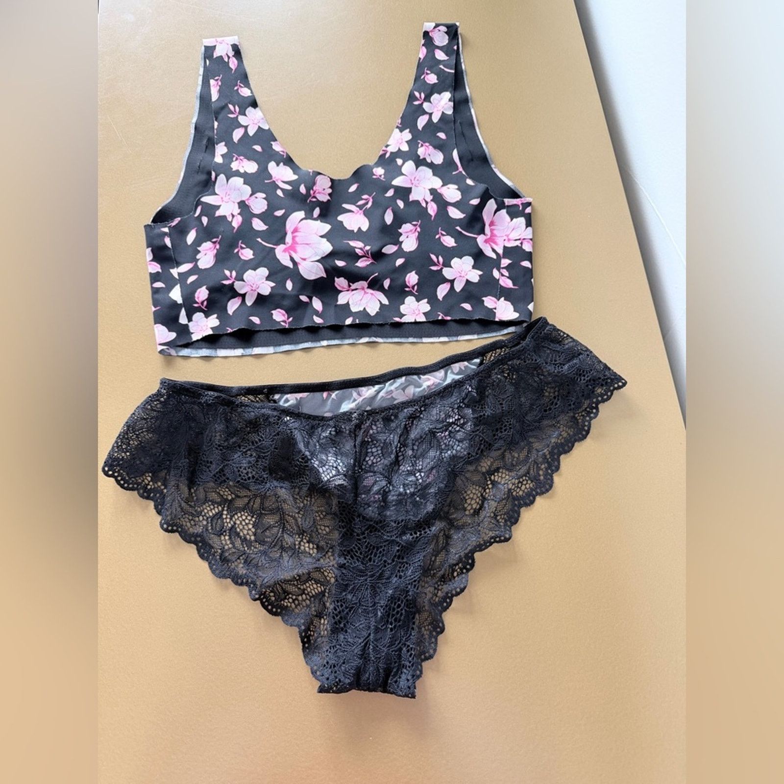 la Vie en Rose Black Floral V-Neck Bra with Pink Flowers and Panties set S Size ONE SIZE - 11 Thumbnail