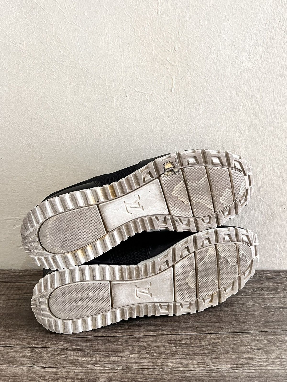 Louis Vuitton Run Away Sneakers - Black / White Size US 10.5 / EU 43-44 - 19 Thumbnail