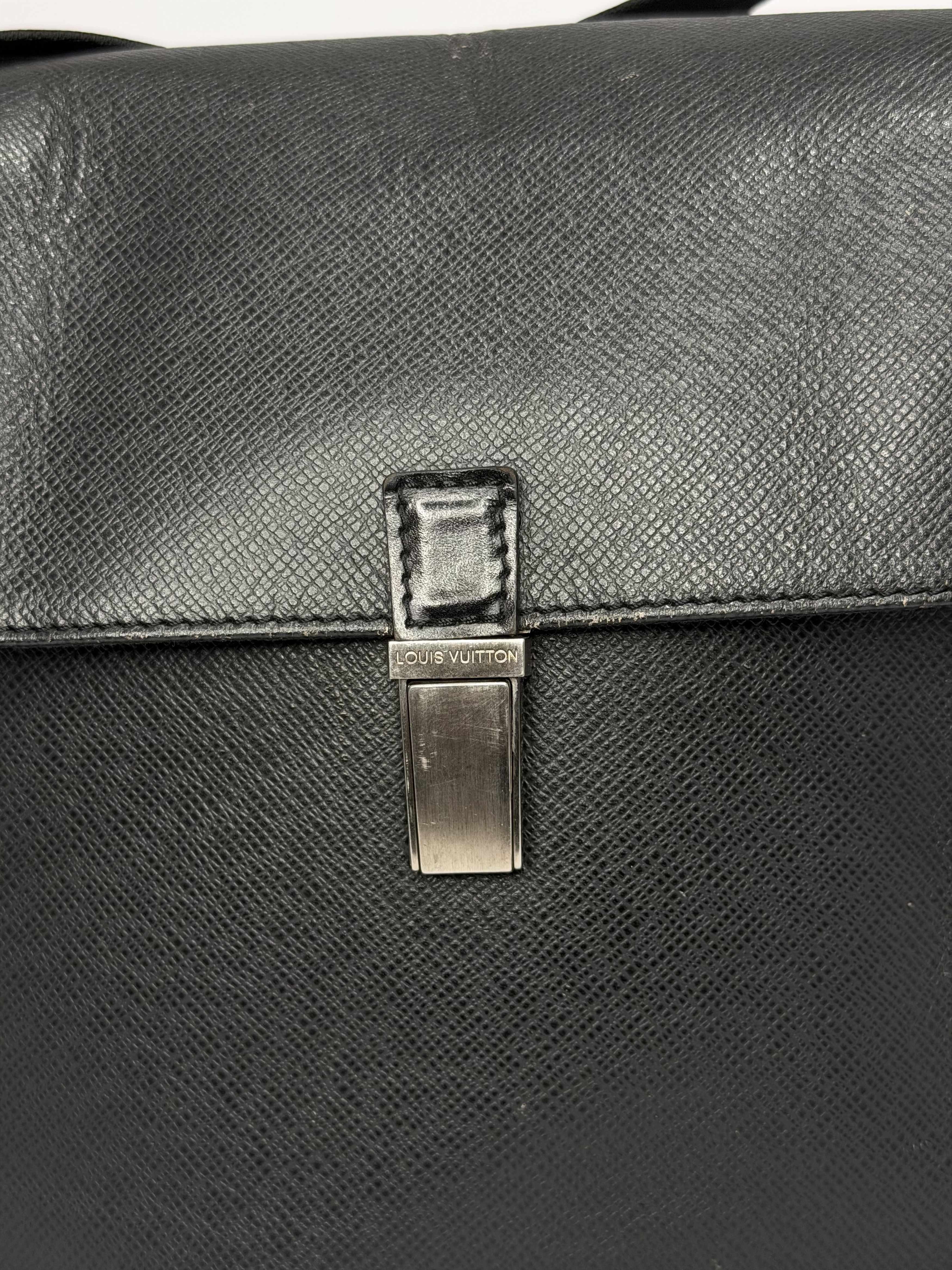 Louis Vuitton LOUIS VUITTON Black Taiga Leather Yaranga Porte Messenger Size ONE SIZE - 2 Thumbnail
