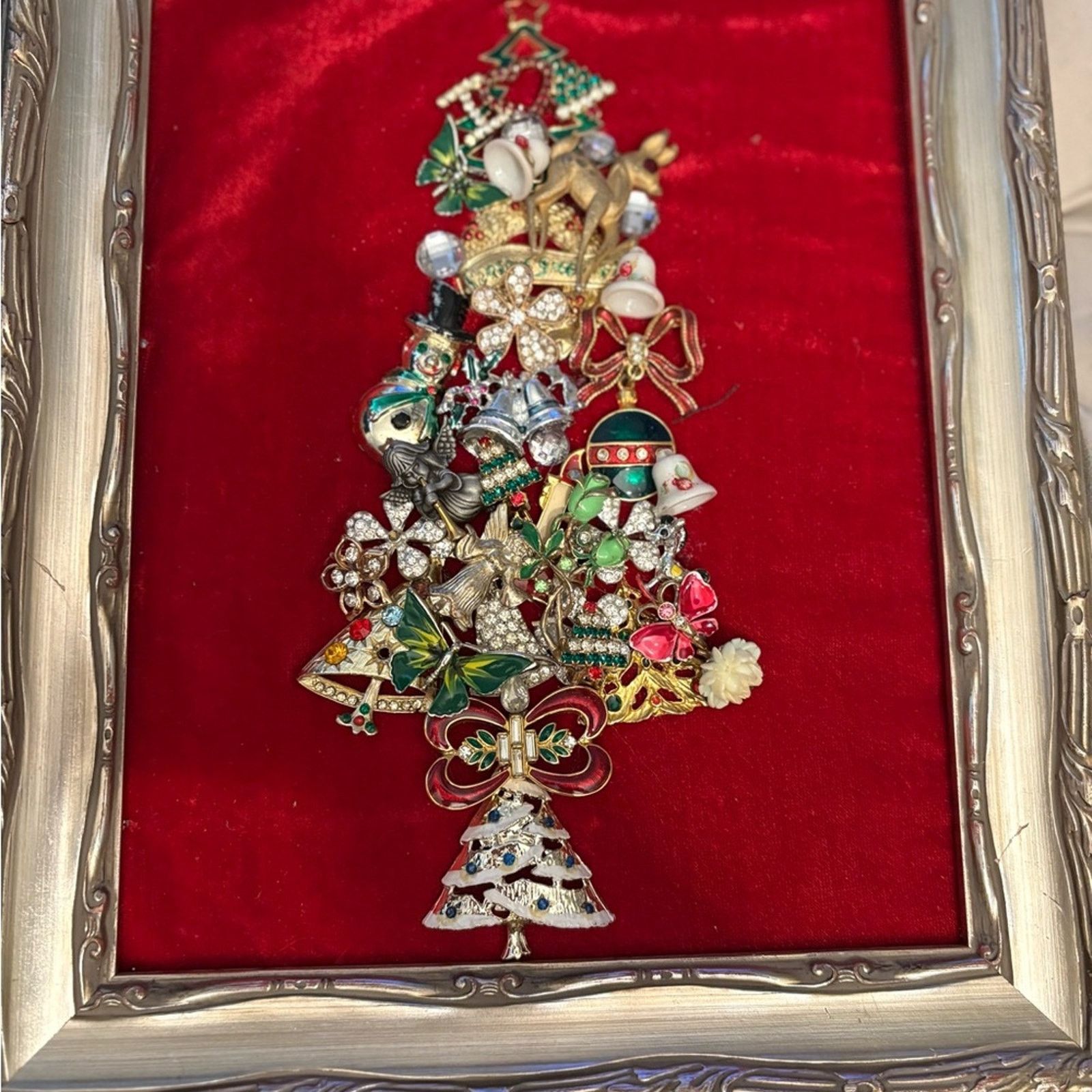 Other Framed Xmas Tree Collage Vintage Brooches Size 26 - 1 Thumbnail