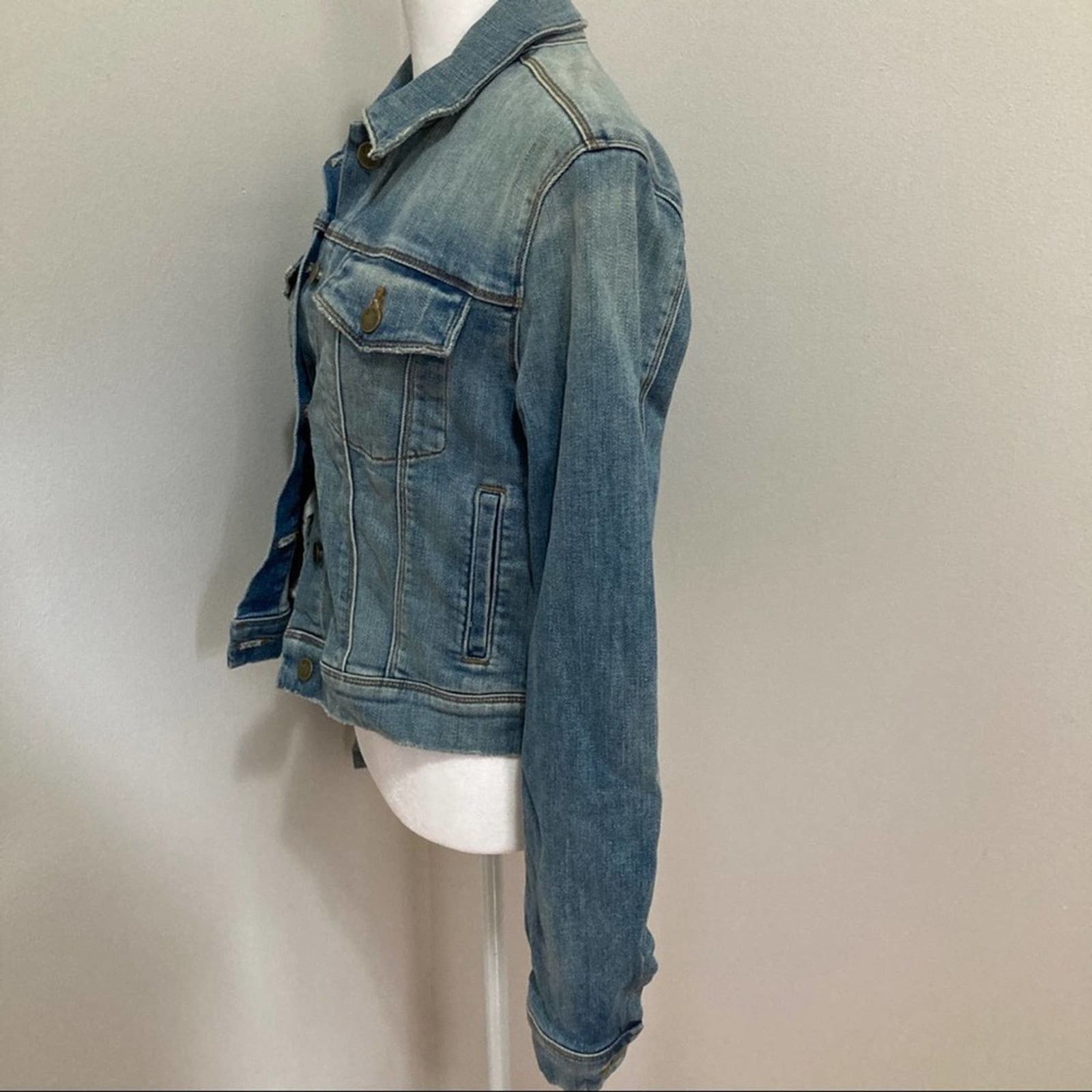 J Brand rare Harlow Cropped Denim Trucker Jacket size M Surface Blue Size M / US 6-8 / IT 42-44 - 4 Thumbnail
