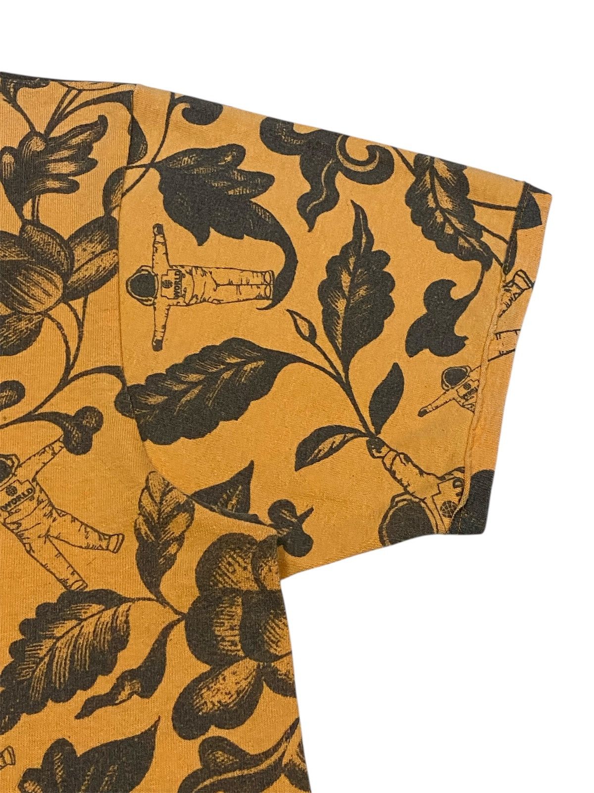 Comme des Garcons Comme Des Garçons“WORLD ARCHIVE LANDON”LIMITED EDITION 22/50 Size US M / EU 48-50 / 2 - 7 Thumbnail