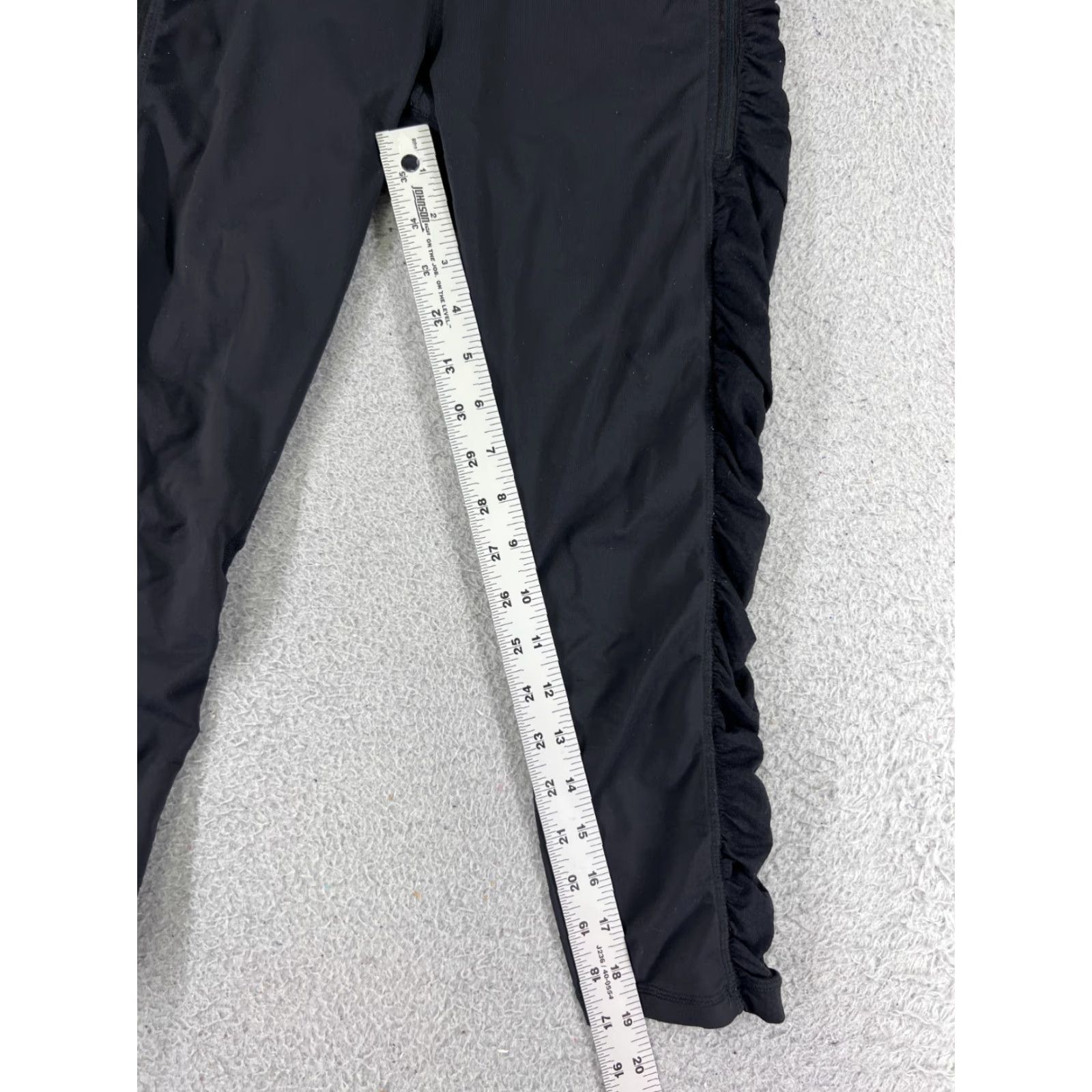 Lululemon Lululemon Leggings Capri Womens 6 Black Green Pockets Zip Pockets Slim Skinny Yoga Activewear 19in Inseam Size 28" / US 6 / IT 42 - 5 Thumbnail