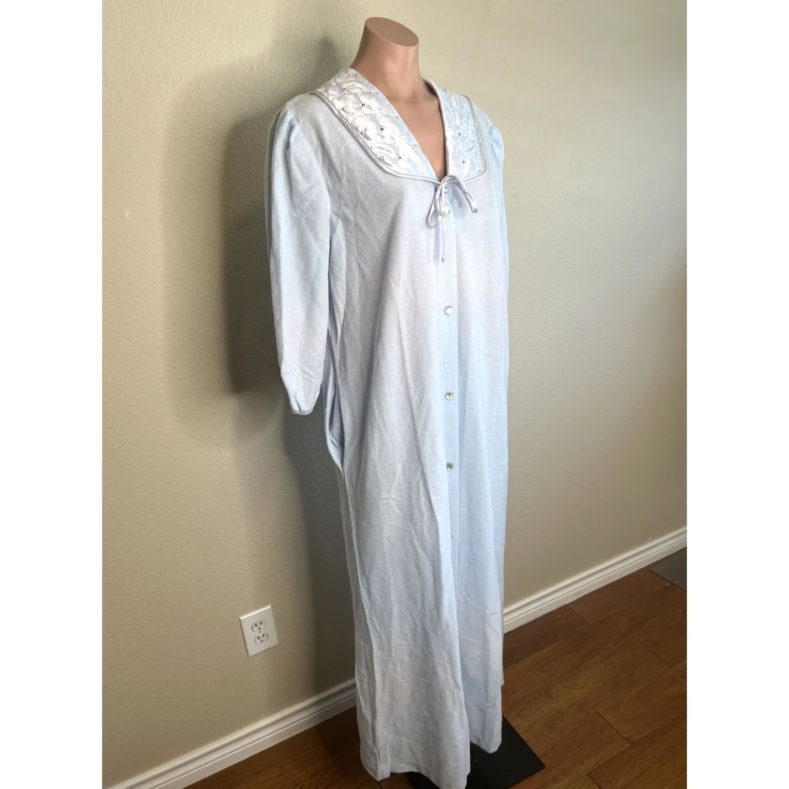 Vintage Creations Elegant Lady Robe Adult L Blue Housecoat Dressing Gown Felt Button 1970s Womens, Women's — image 4 of 6