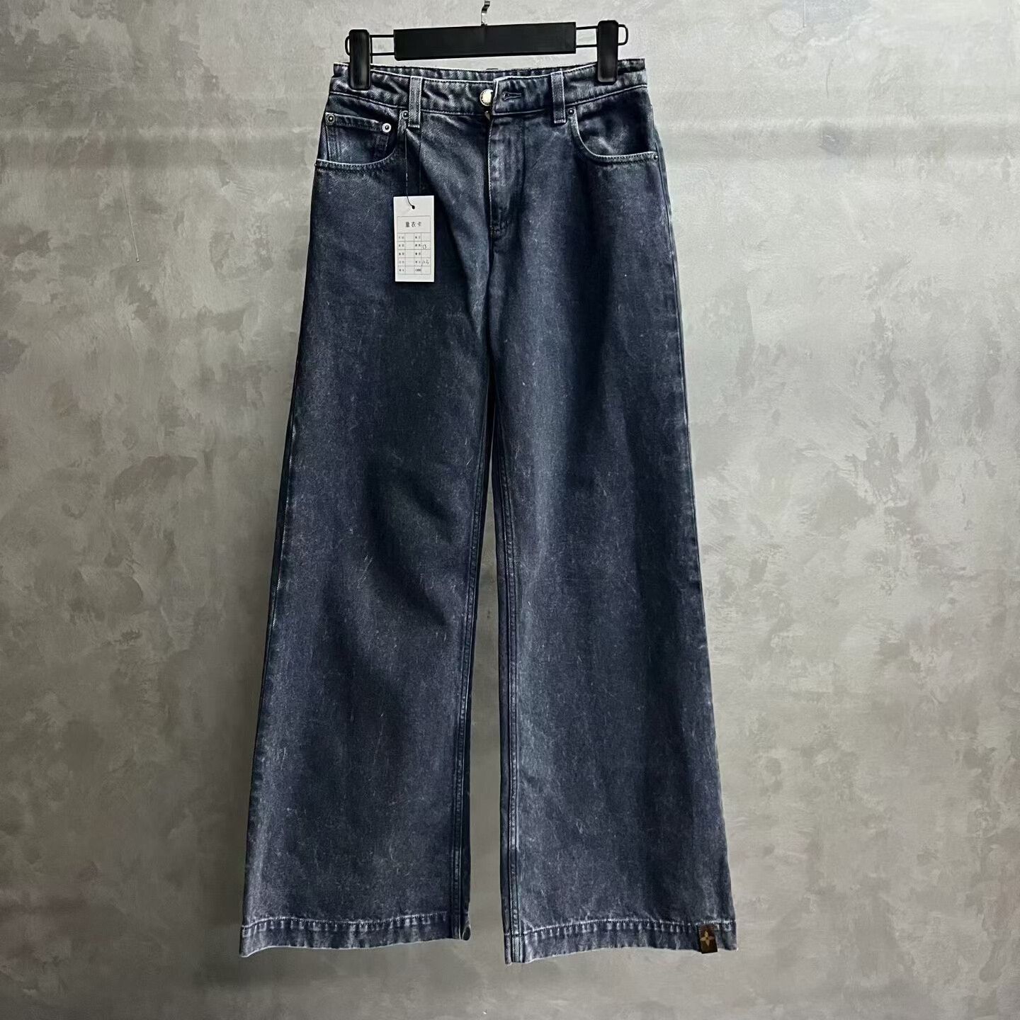 Louis Vuitton Louis Vuitton Casual Gray Pants us_2 Women Size 26" / US 2 / IT 38 - 1 Thumbnail