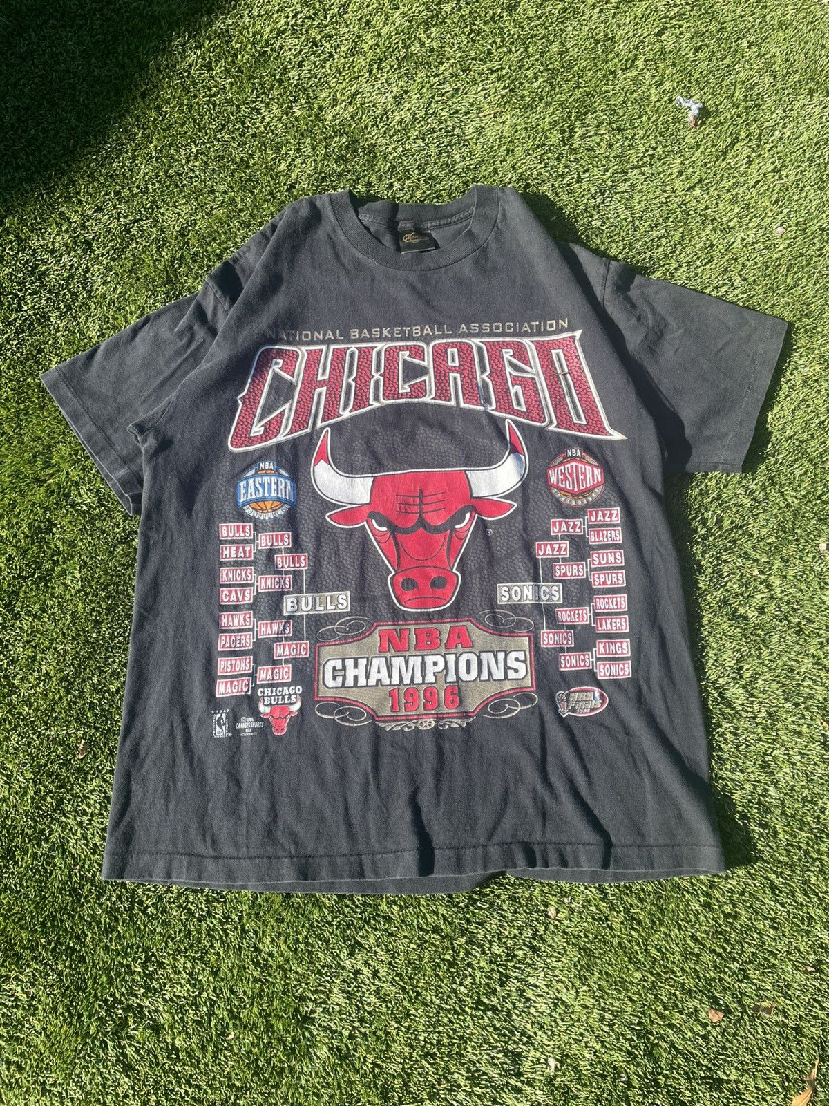 NBA VTG GRAIL 1996 BULLS NBA T-SHIRT 🐂 Size US XL / EU 56 / 4 - 1 Thumbnail