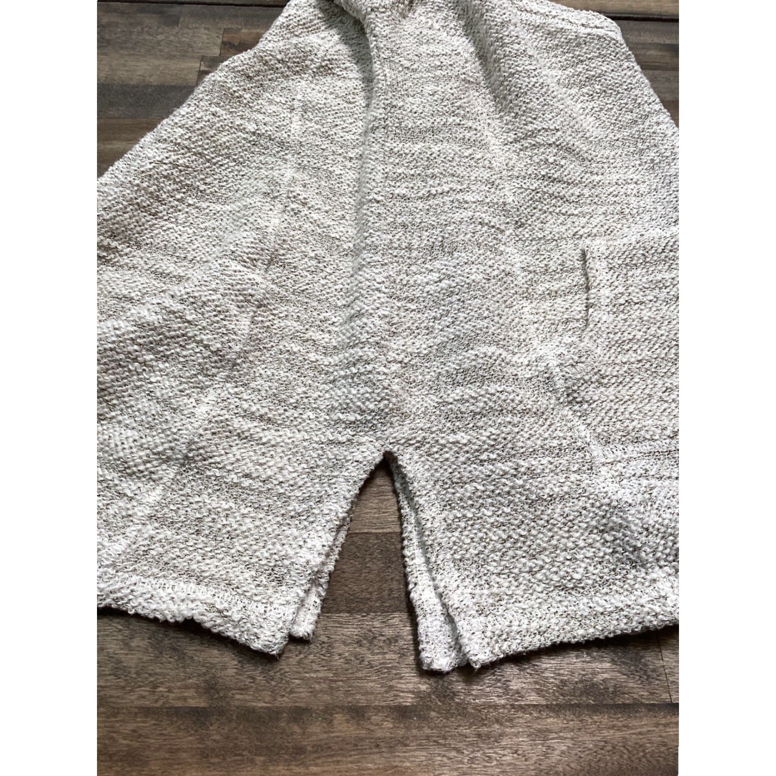 Liz Claiborne Liz Claiborne Weekend Sweater Women M V-Neck 3/4 Sleeve Pullover Ivory Knit Kangaroo Pocket Side Slits Gold Threading Pullover Casual Travel Beachy Size M / US 6-8 / IT 42-44 - 8 Thumbnail