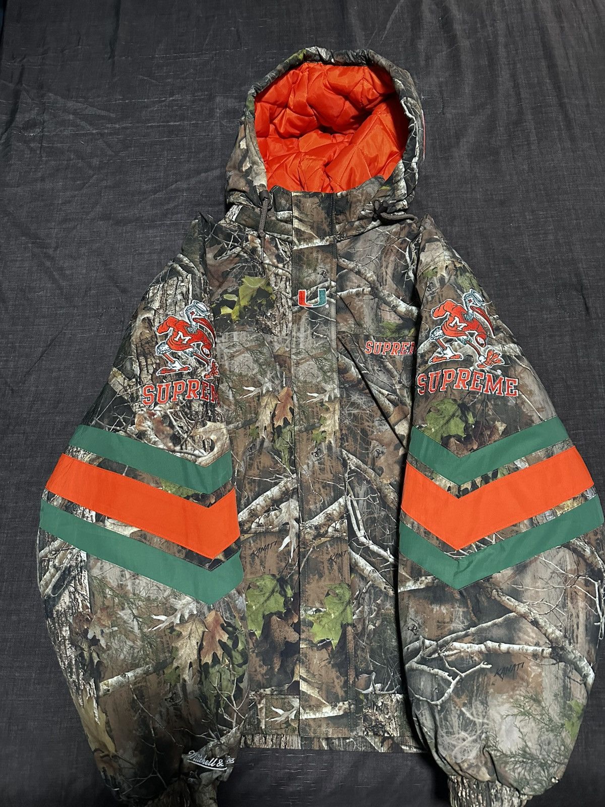 Mitchell & Ness × NCAA × Supreme Supreme Mitchell & Ness NCAA Hooded Stadium Jacket Size US XL / EU 56 / 4 - 2 Thumbnail
