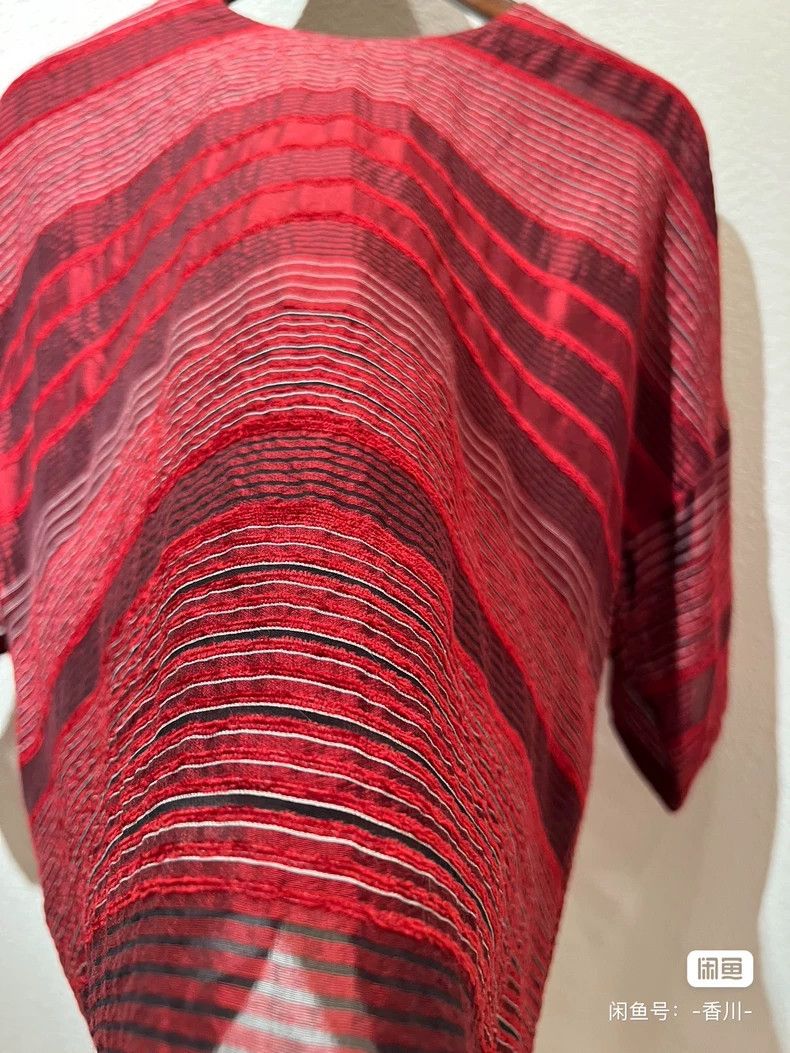 Issey Miyake Issey Miyake size:2 Deep brick red pleated top T-shirt Size XS / US 0-2 / IT 36-38 - 3 Thumbnail