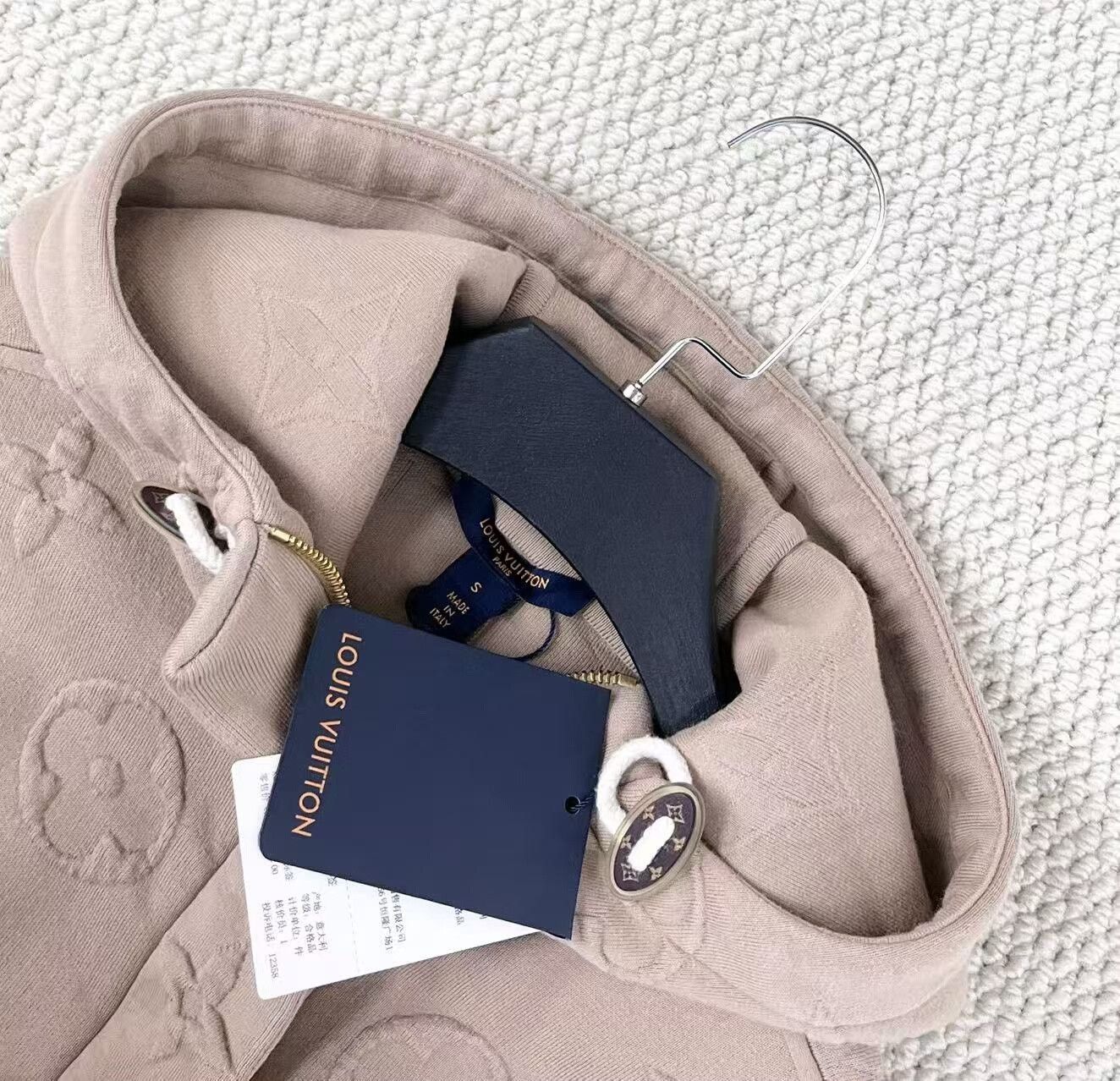 Louis Vuitton louis vuitton fw23 3d logo hooded coat Size US S / EU 44-46 / 1 - 3 Thumbnail