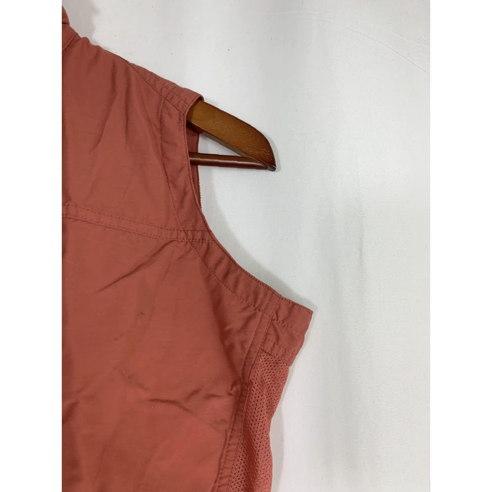 Mountain Hardwear VINTAGE Mountain Hardwear Womens 8 Sleeveless Shirt Pink Vented Pocket Button Up Outdoor Size M / US 6-8 / IT 42-44 - 3 Thumbnail