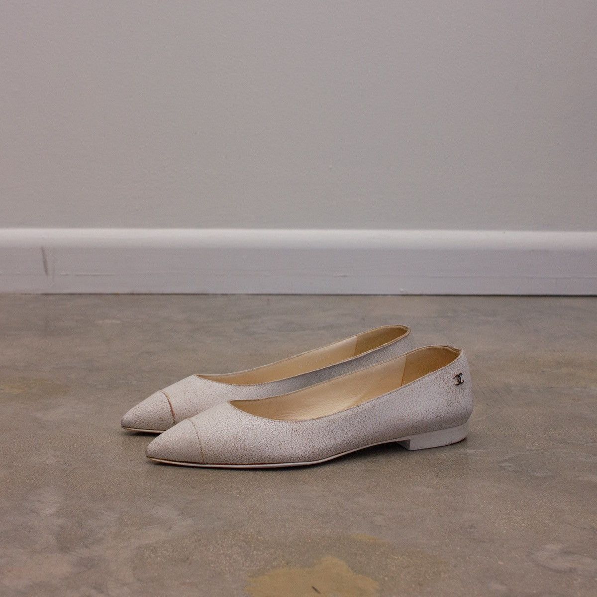 Chanel Chanel Interlocking CC Ballerina Flats White Cracked Leather Size US 6.5 / IT 36.5 - 1 Thumbnail