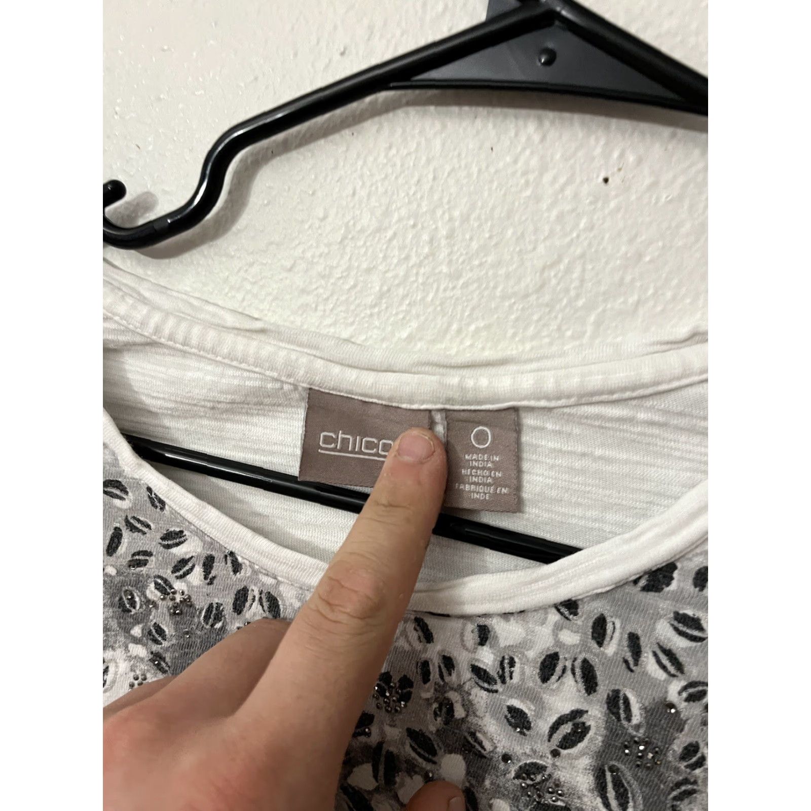 Vintage Chico's White Gray Studded Graphic Print Top Womens Size 0 3/4 Sleeve Shirt T-Shirt Pullover Round Neck Cotton Blend Polyester Blend Womens Size XS / US 0-2 / IT 36-38 - 2 Thumbnail