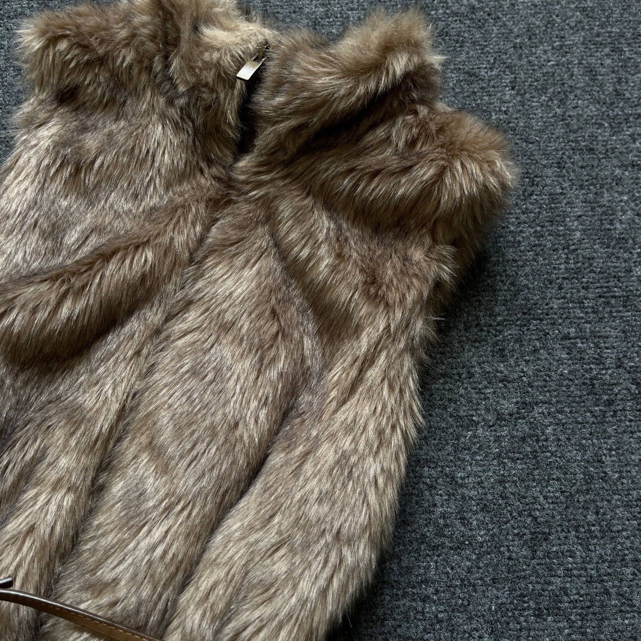 Le Grande Bleu (L.G.B.) VTG Zara Women’s Faux Fur Vest Size XS Hype Trend Staff Pick Size XS / US 0-2 / IT 36-38 - 9 Thumbnail