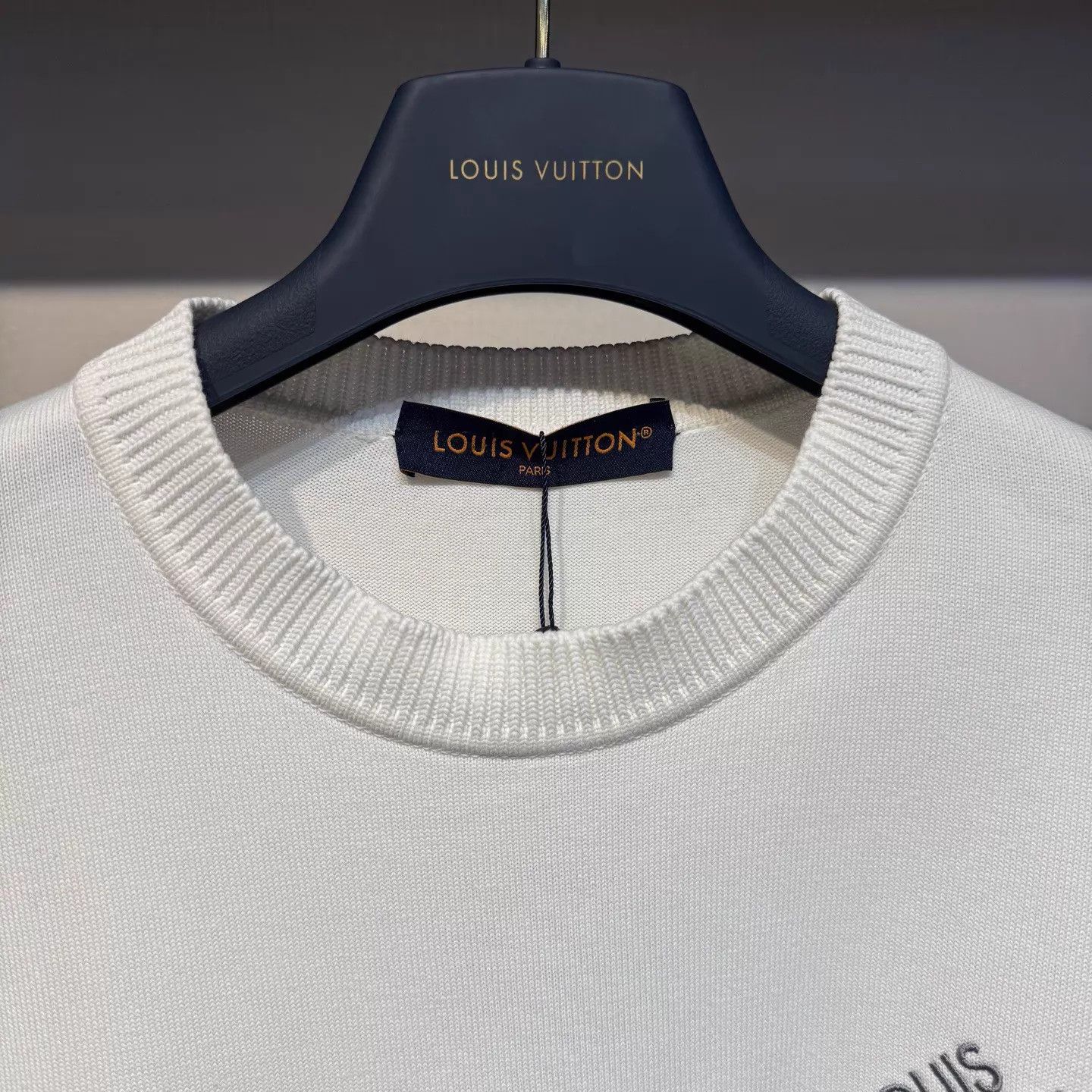 Louis Vuitton Louis Vuitton White Pin Short Sleeve S (New) Size US S / EU 44-46 / 1 - 2 Thumbnail
