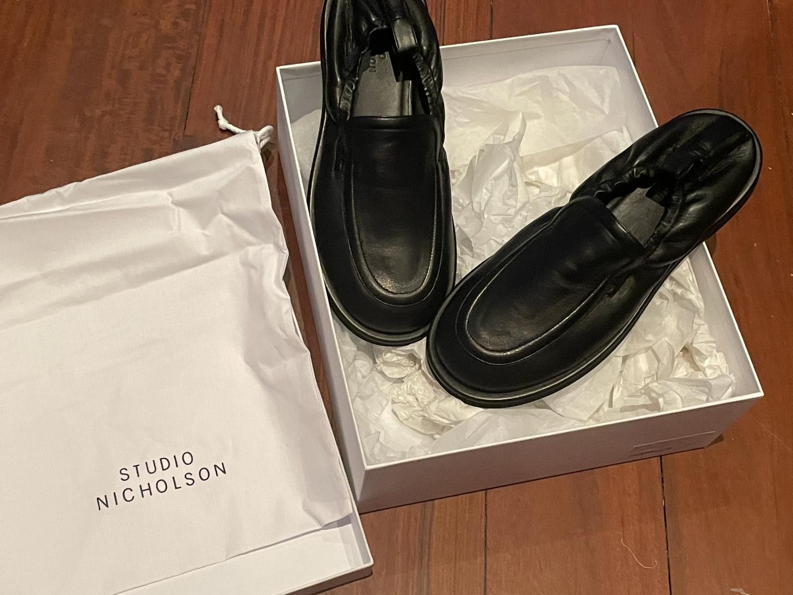 STUDIO NICHOLSON｜ (DONOVAN SNW BLACK (1530)) Studio Nicholson Men's Donovan Elastic Back Loafer in Black