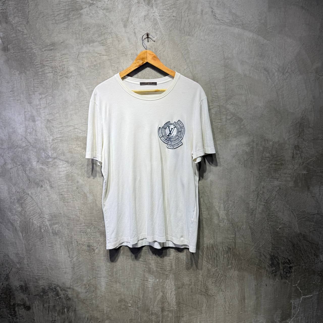 Louis Vuitton Louis Vuitton Logo Embroidered Patch tee Size US L / EU 52-54 / 3 - 1 Thumbnail