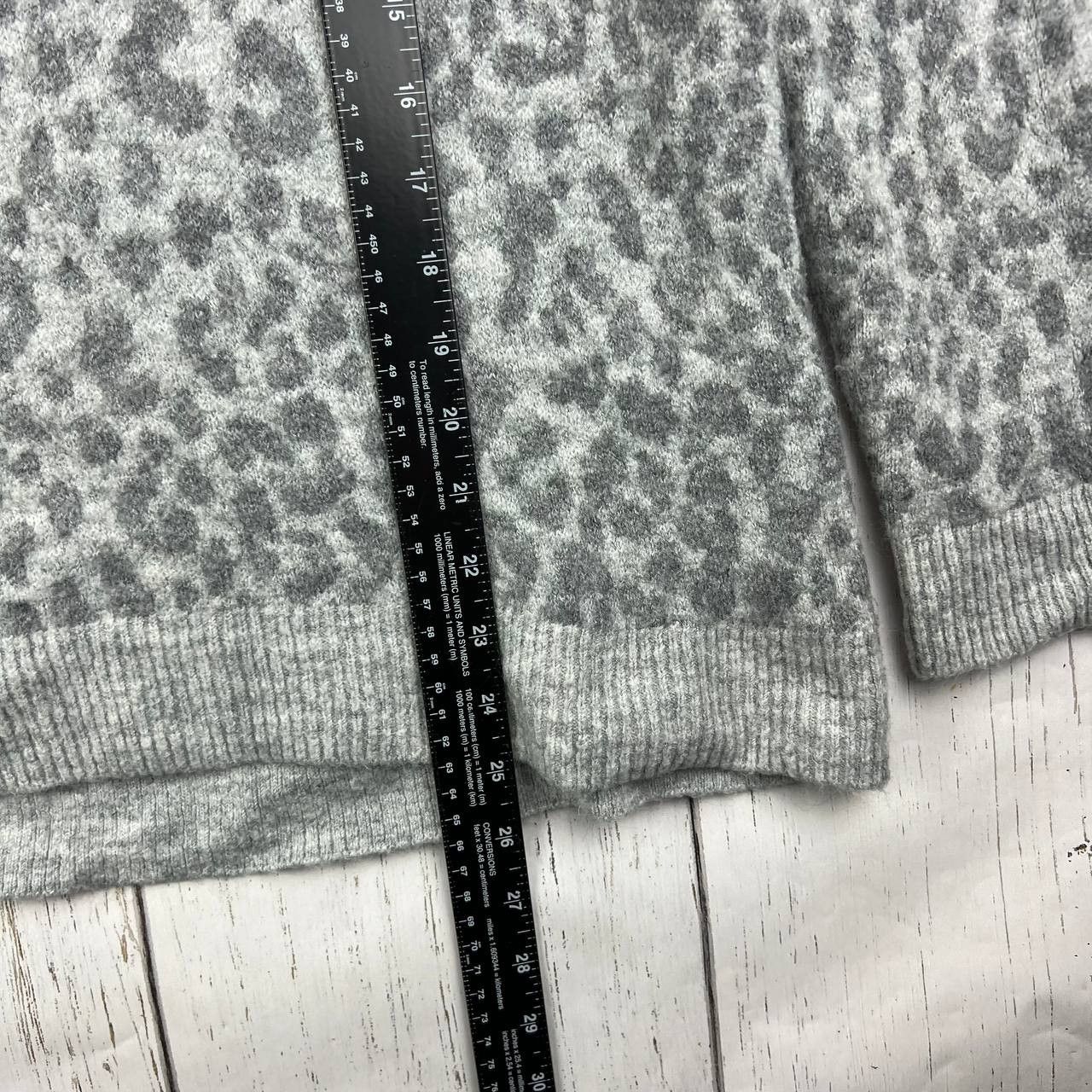 Gap Gap Cheetah Print Gray Medium Long Sleeve Sweater Women Size M / US 6-8 / IT 42-44 - 6 Thumbnail