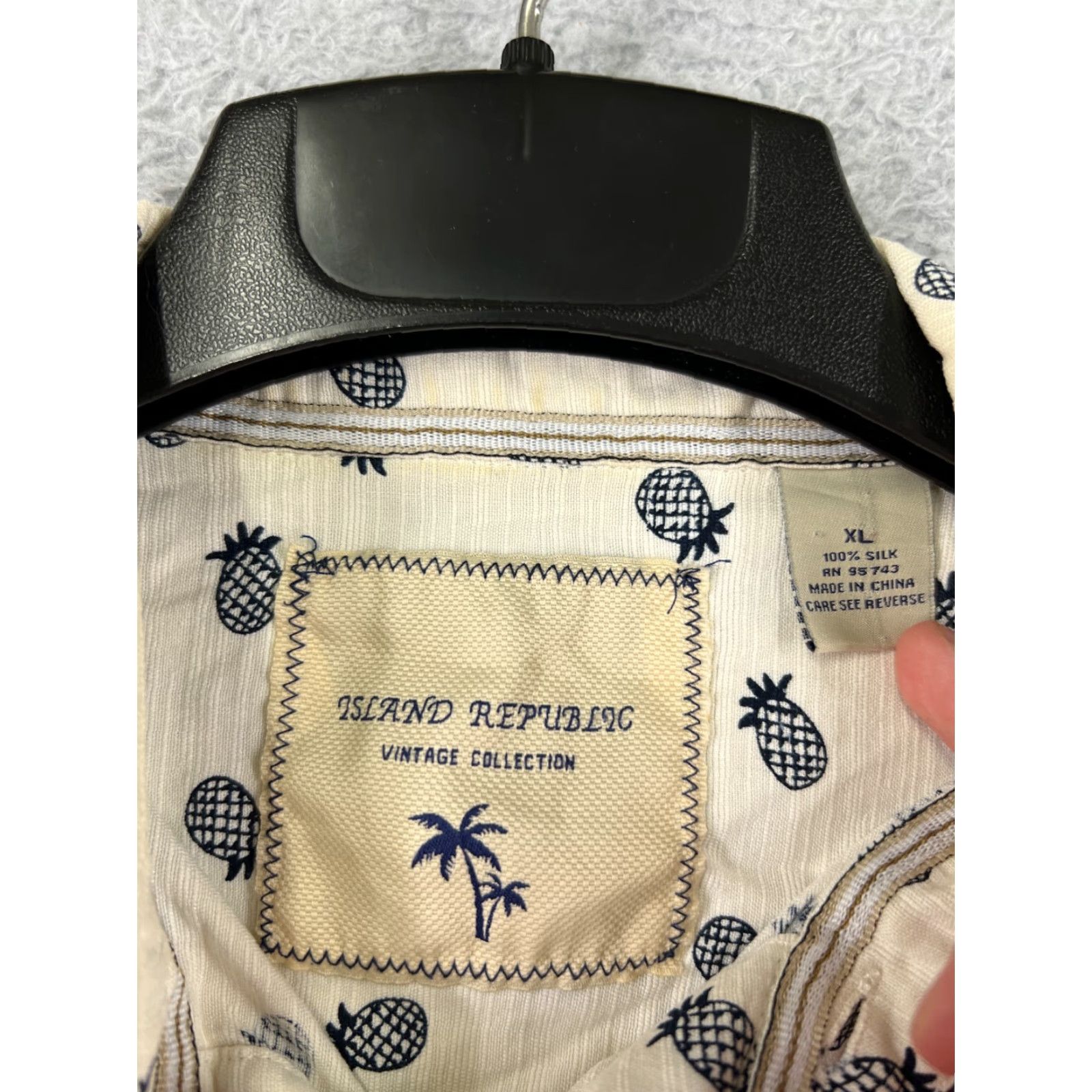 Old Navy VINTAGE Island Republic Shirt Mens XL Ivory Pineapple All Over Print Button Up Size US XL / EU 56 / 4 - 3 Thumbnail