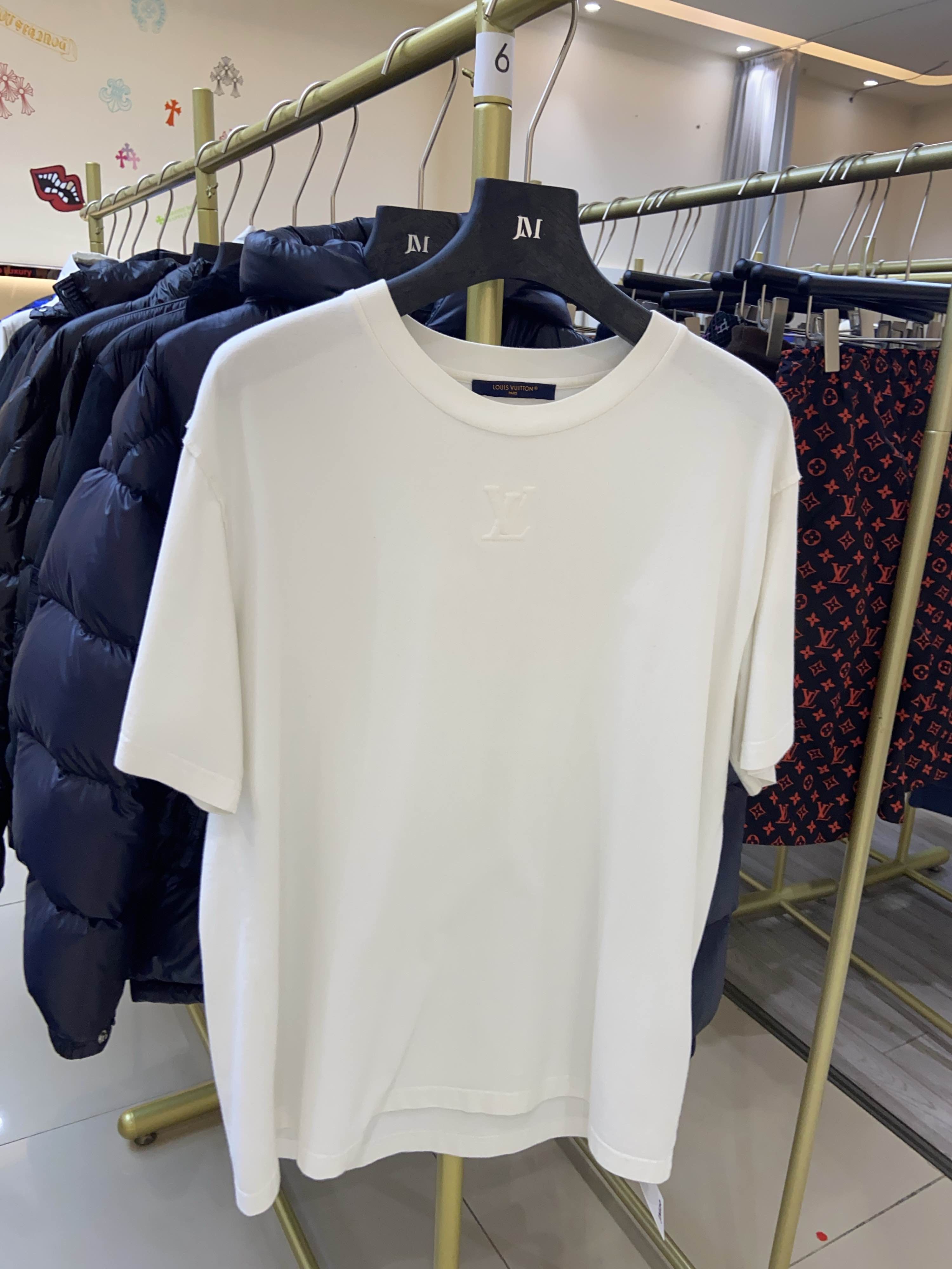 Louis Vuitton Louis Vuitton Embossed Logo T-Shirt Size XL Size US XL / EU 56 / 4 - 1 Thumbnail