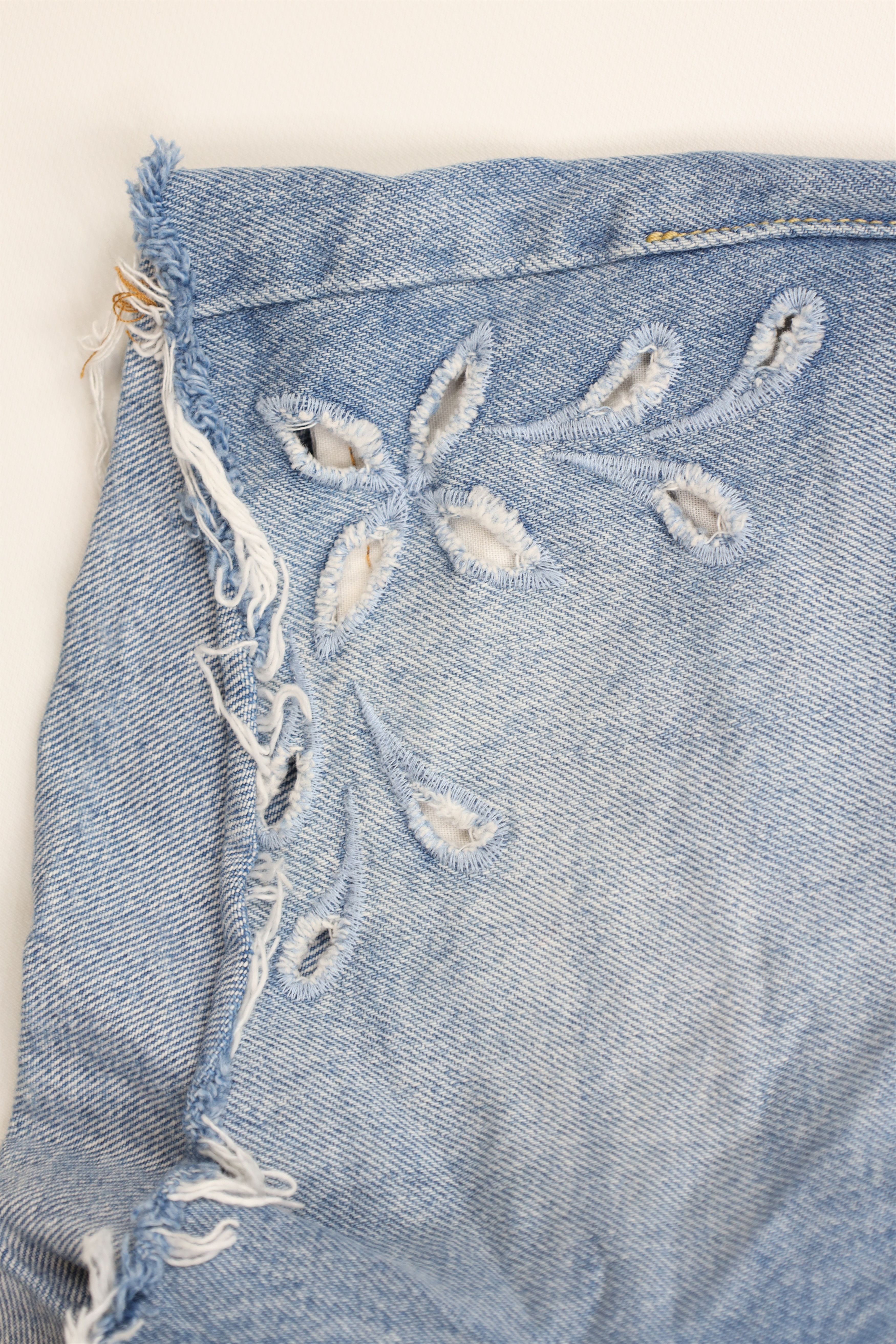 Levi's Vintage Y2K Levis 501xx Fly Flower Cut Off Denim Jean Shorts Size 24" / US 00 / IT 34 - 6 Thumbnail