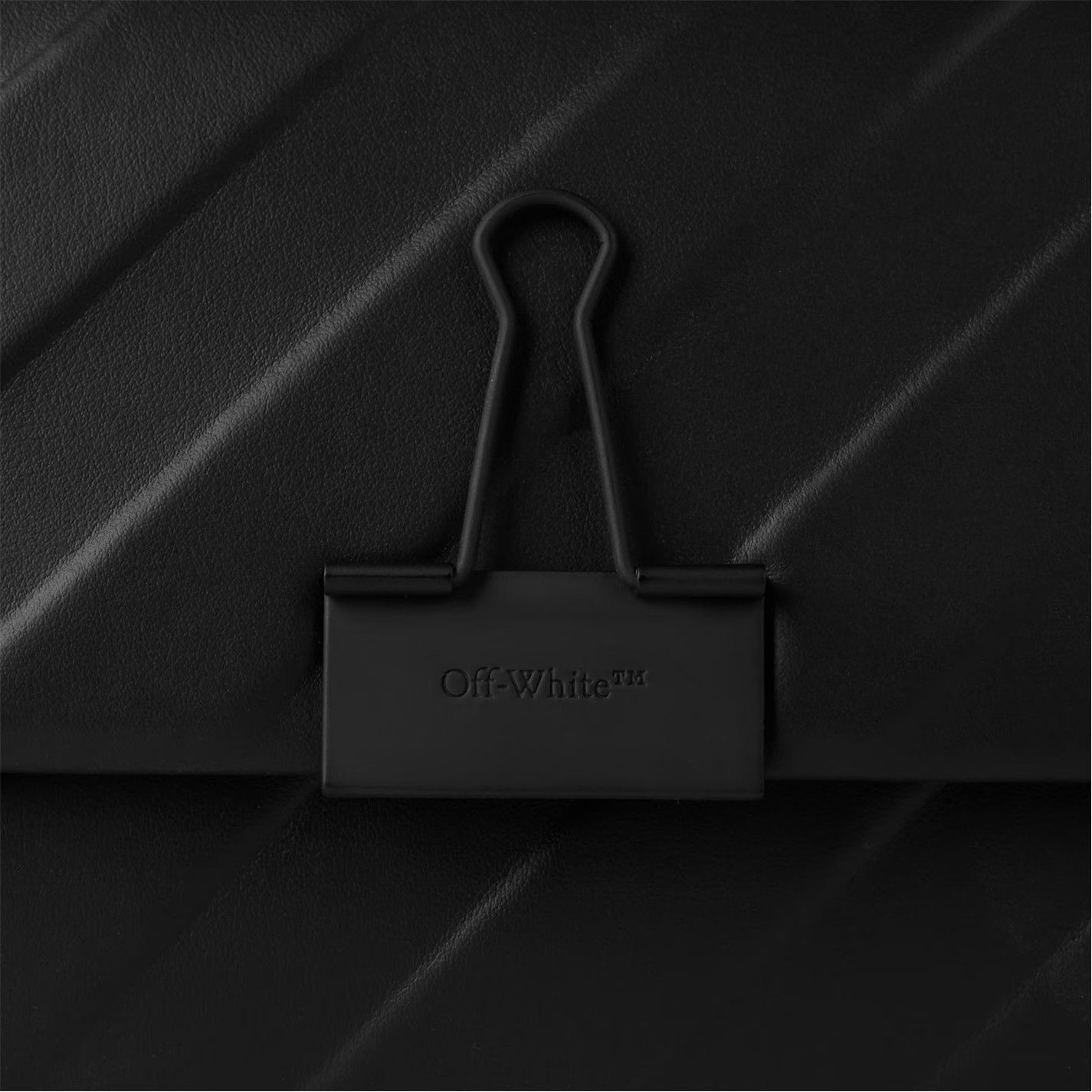 Off-White o1g2r1mq1224 Size: OS / Clipper Embossed Wallet Black Size ONE SIZE - 3 Thumbnail