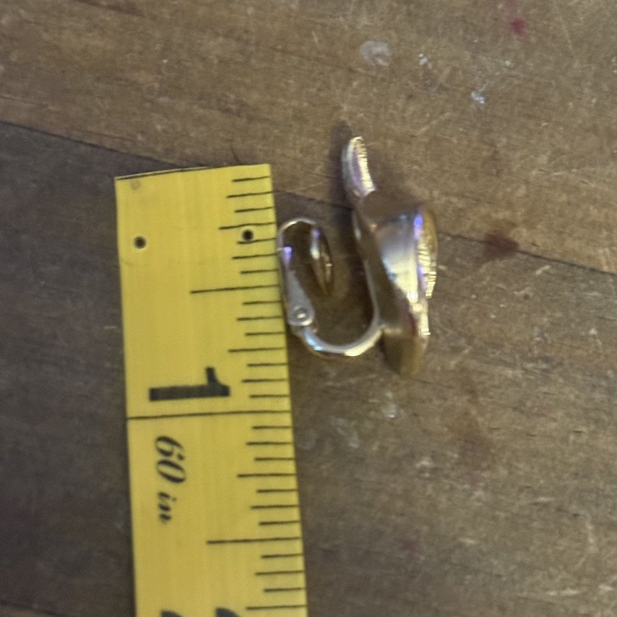 Vintage Vintage Crown Trifari gold tone swirly leaf clip on earrings Size ONE SIZE - 7 Thumbnail