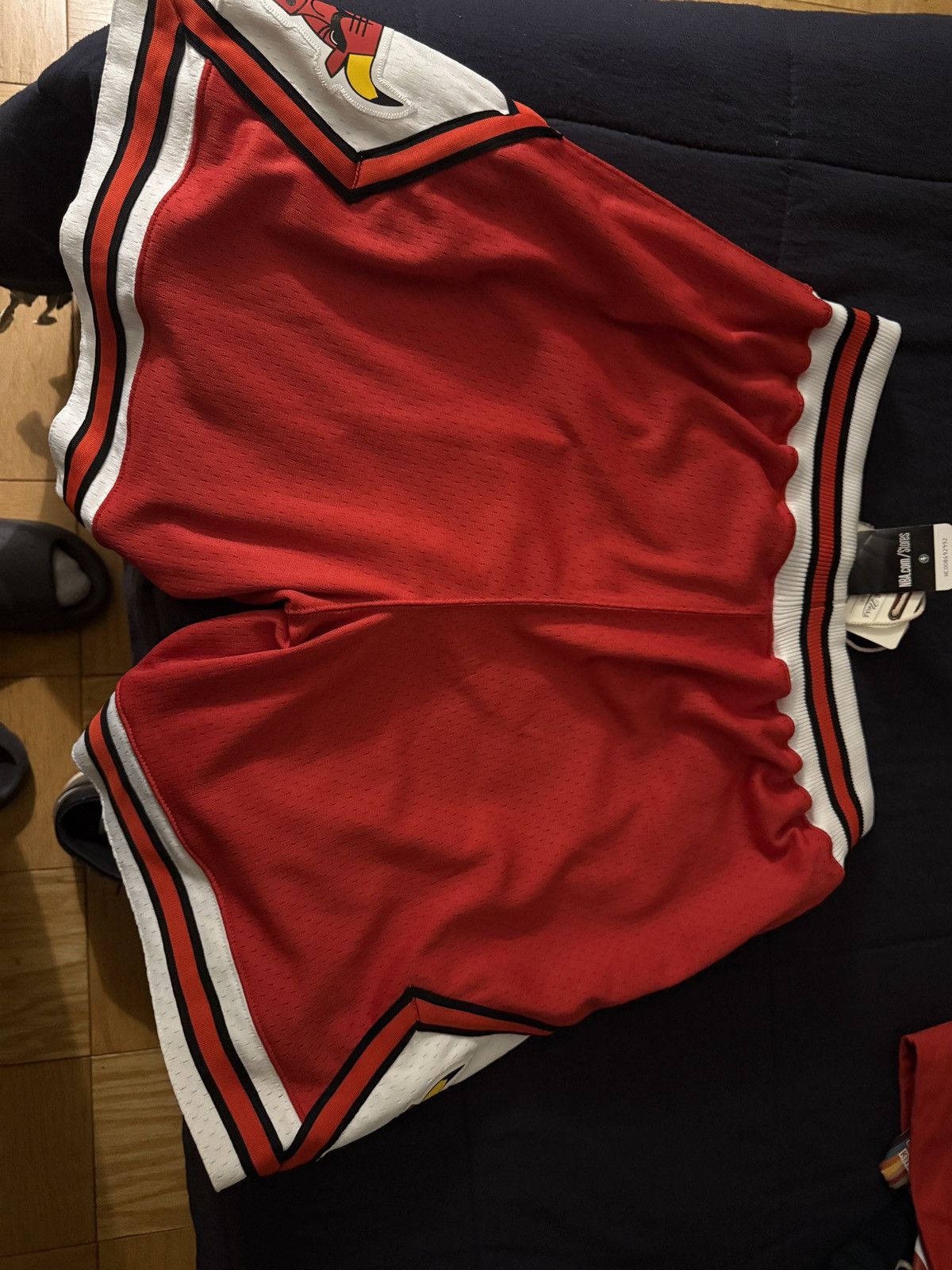 Mitchell & Ness Mitchell & Ness Authentic Bulls Shorts Size US 36 / EU 52 - 2 Thumbnail