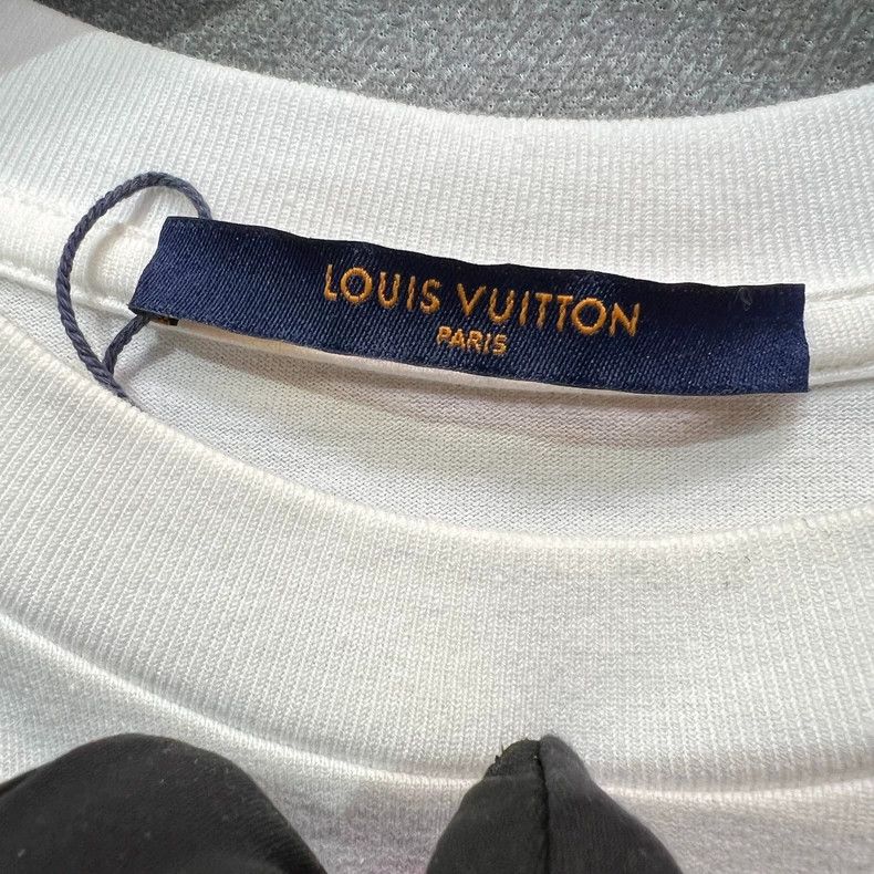 Louis Vuitton Louis Vuitton White flame graffiti logo short sleeve 2504-N Size US M / EU 48-50 / 2 - 4 Thumbnail
