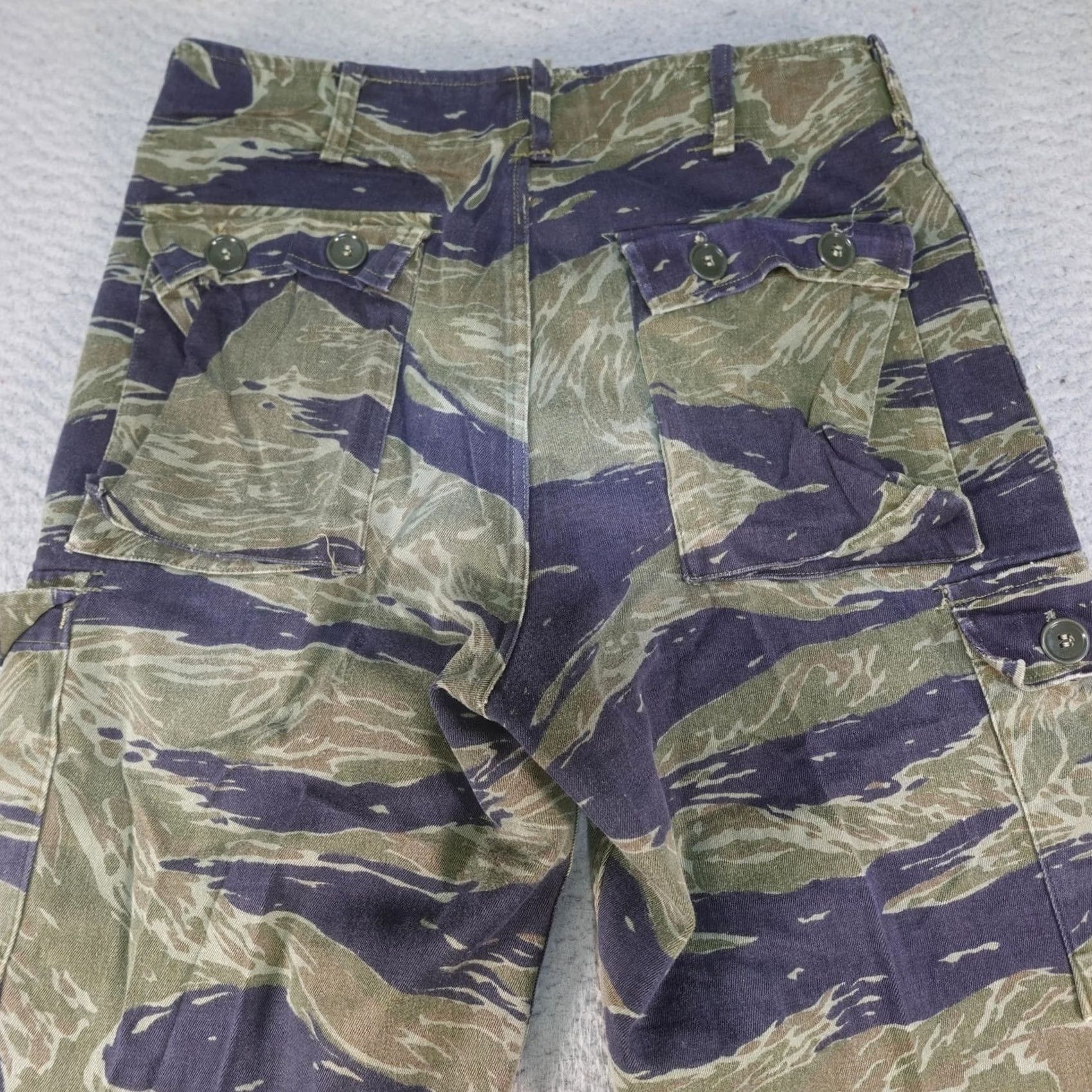 Vintage VINTAGE Vietnam War Tiger Stripe Pants M Men Casual Cargo Pockets 28x29 Green Camouflage Army Season Fall Mens Size US 31 - 6 Thumbnail