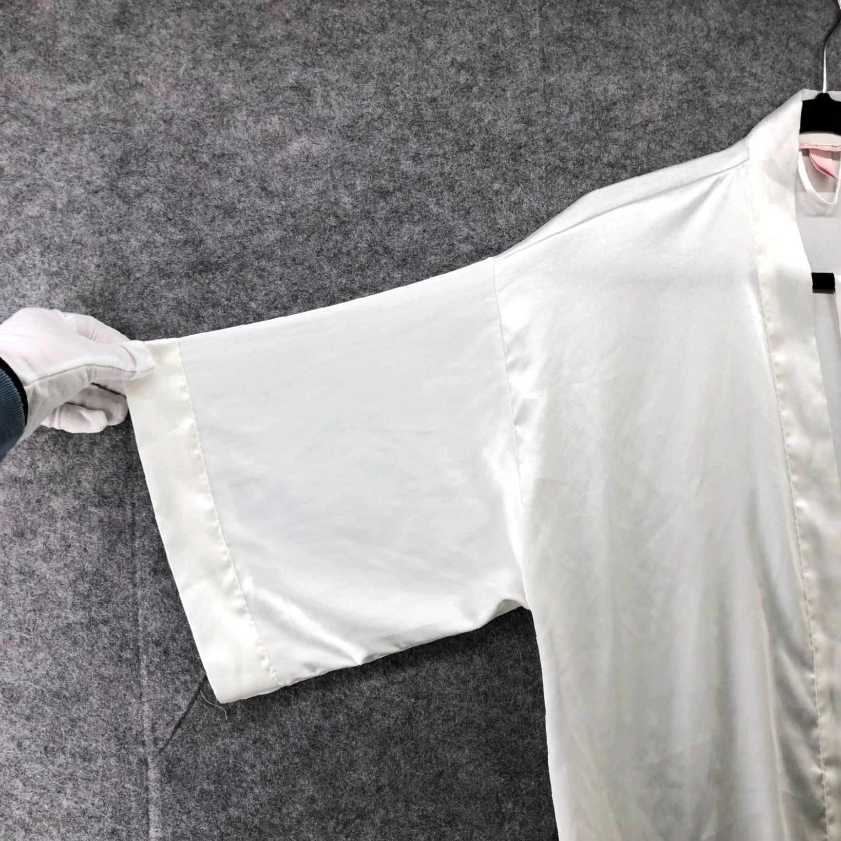Victoria's Secret Victoria's Secret Short Sleeve Satin Robe Womens M White Kimono Lounge Size 32" / US 10 / IT 46 - 5 Thumbnail