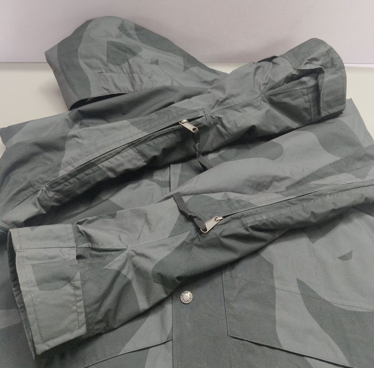 Supreme × The North Face The North Face x KAWS Retro 1986 Mountain Jacket Size US M / EU 48-50 / 2 - 12 Thumbnail