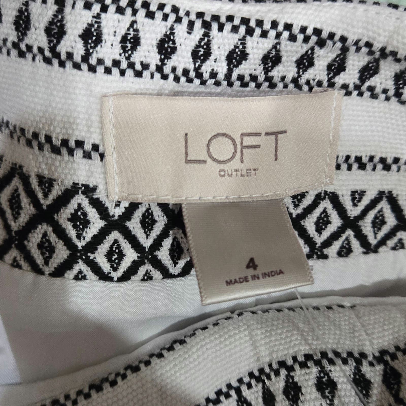 Loft LOFT White Black Aztec Bodycon Skirt Size 4 Size 27" / US 4 / IT 40 - 5 Thumbnail