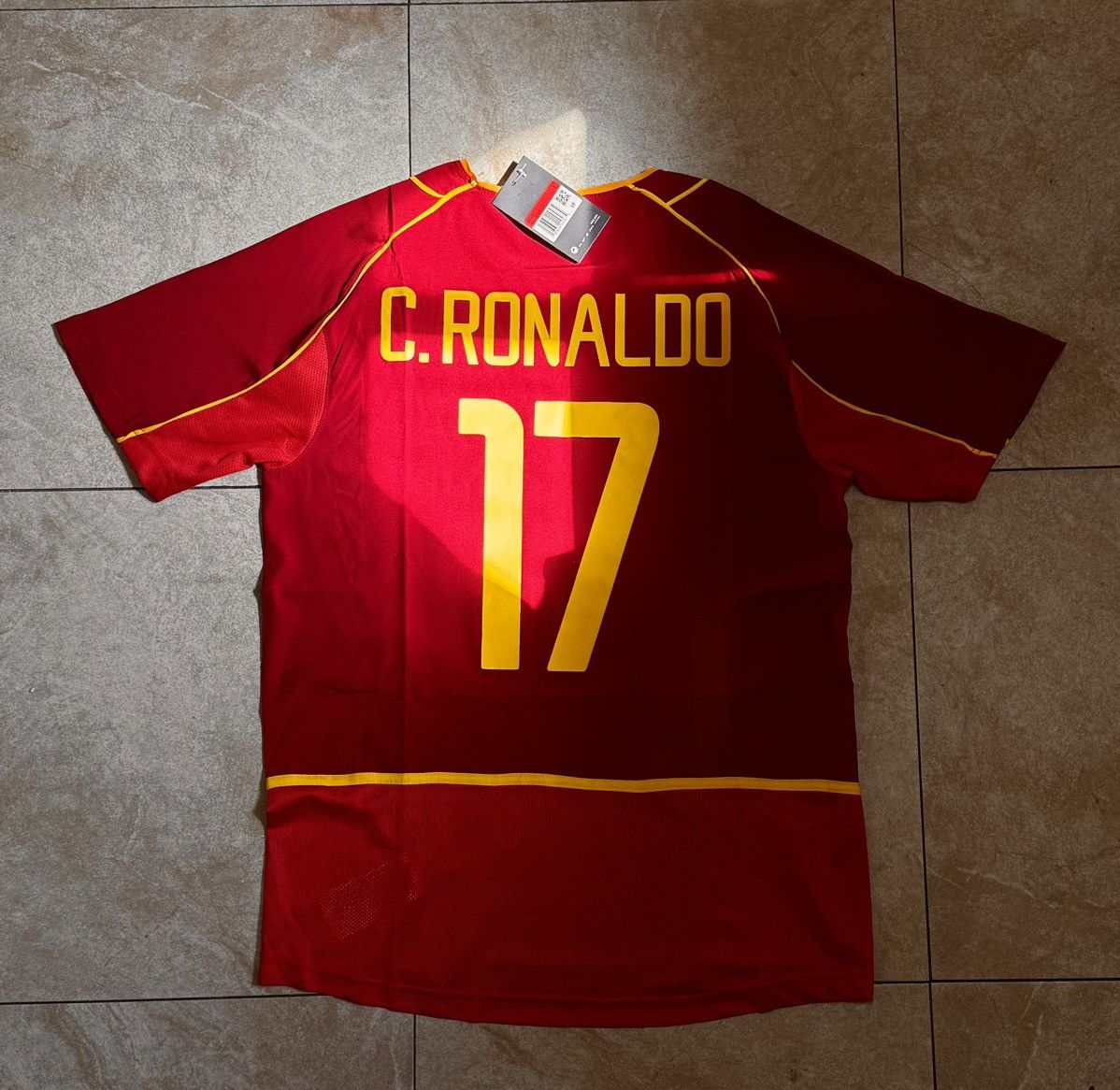 Nike Nike 2002-04 Portugal Home Jersey Size US M / EU 48-50 / 2 - 2 Thumbnail