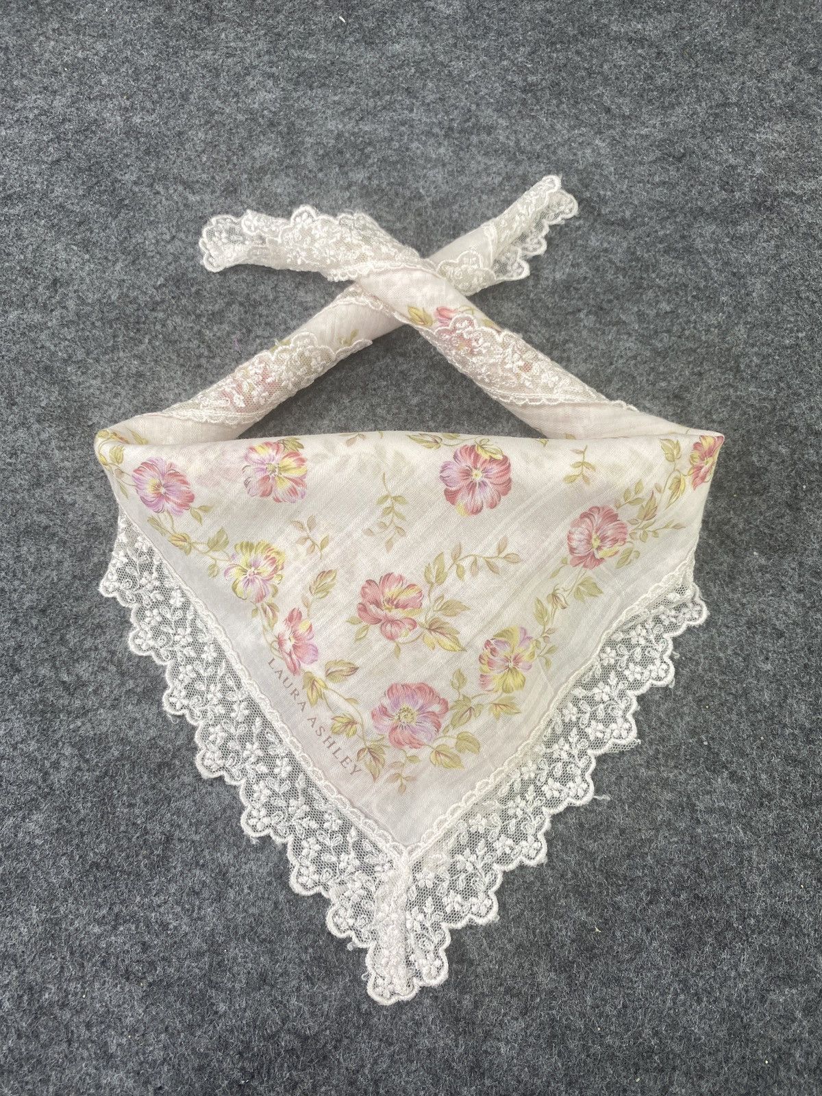 Laura Ashley × Vintage Laura Ashley floral handkerchief/Bandana / Neckerchief -B056 Size ONE SIZE - 2 Thumbnail