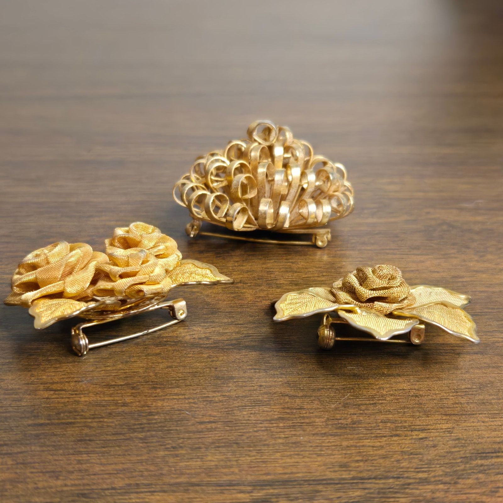 Vintage Vintage Crown Trifari Style Gold Tone Flower Brooch Set Size ONE SIZE - 7 Thumbnail