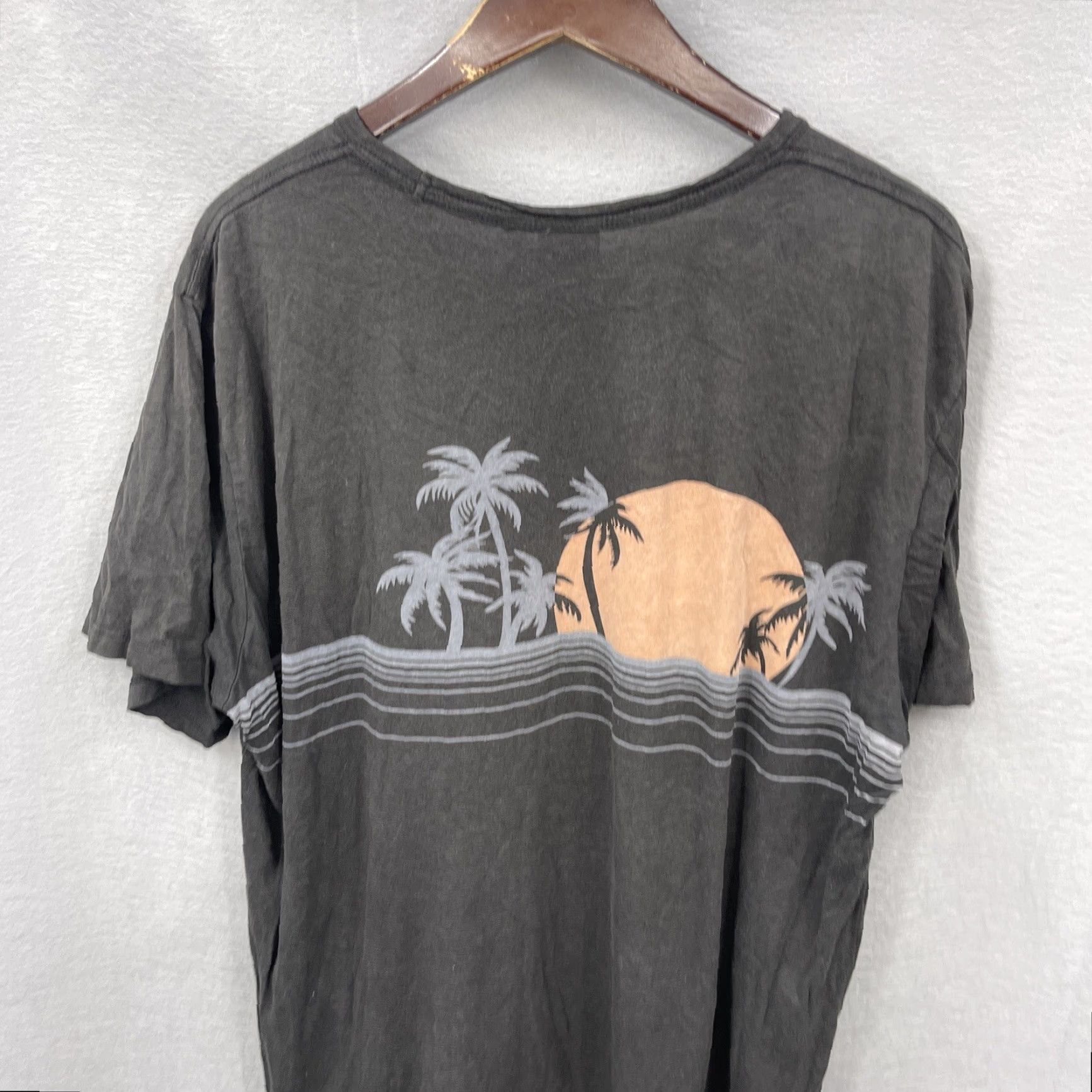 Onia VINTAGE Onia Men's T-Shirt XL Black Beach Sunset Sun Palm Tree Crew Neck Cotton Short Sleeve Size US XL / EU 56 / 4 - 5 Thumbnail