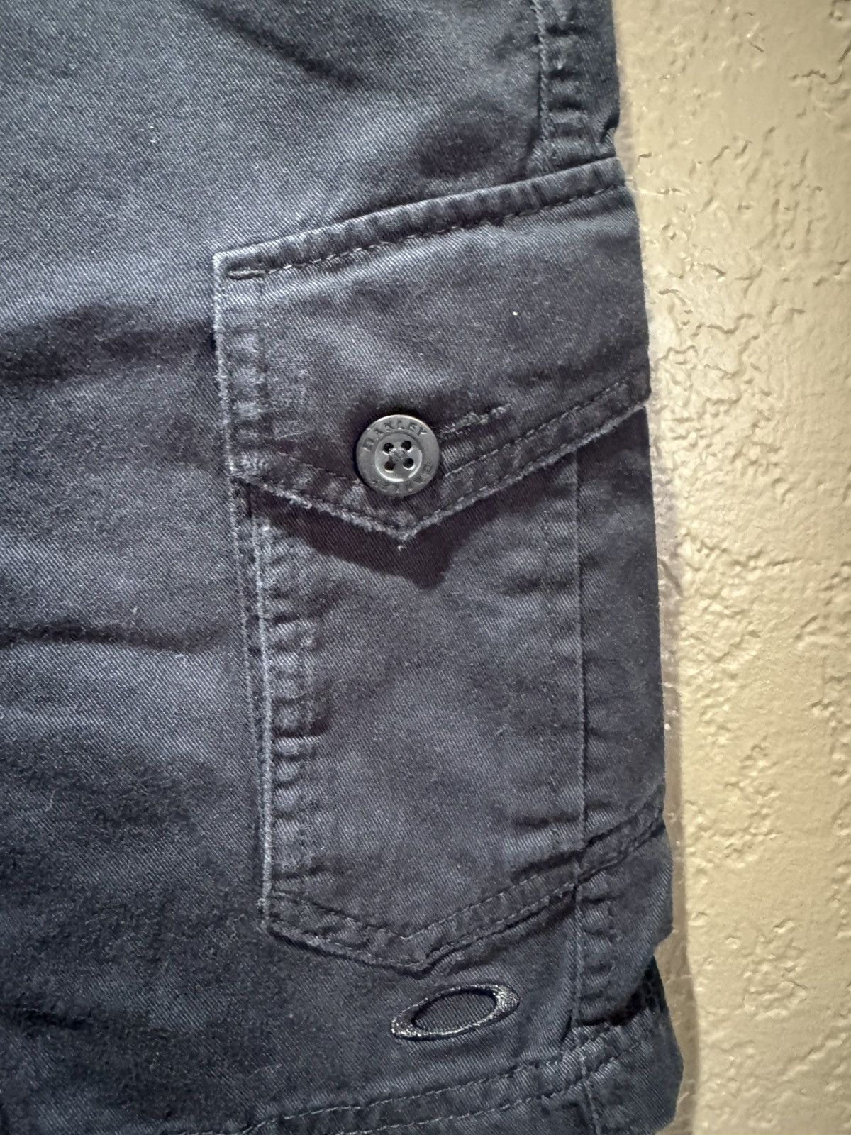 Oakley Vintage Oakley Cargo Shorts 31 Y2k 2000s Black Button Pocket Size US 30 / EU 46 - 3 Thumbnail
