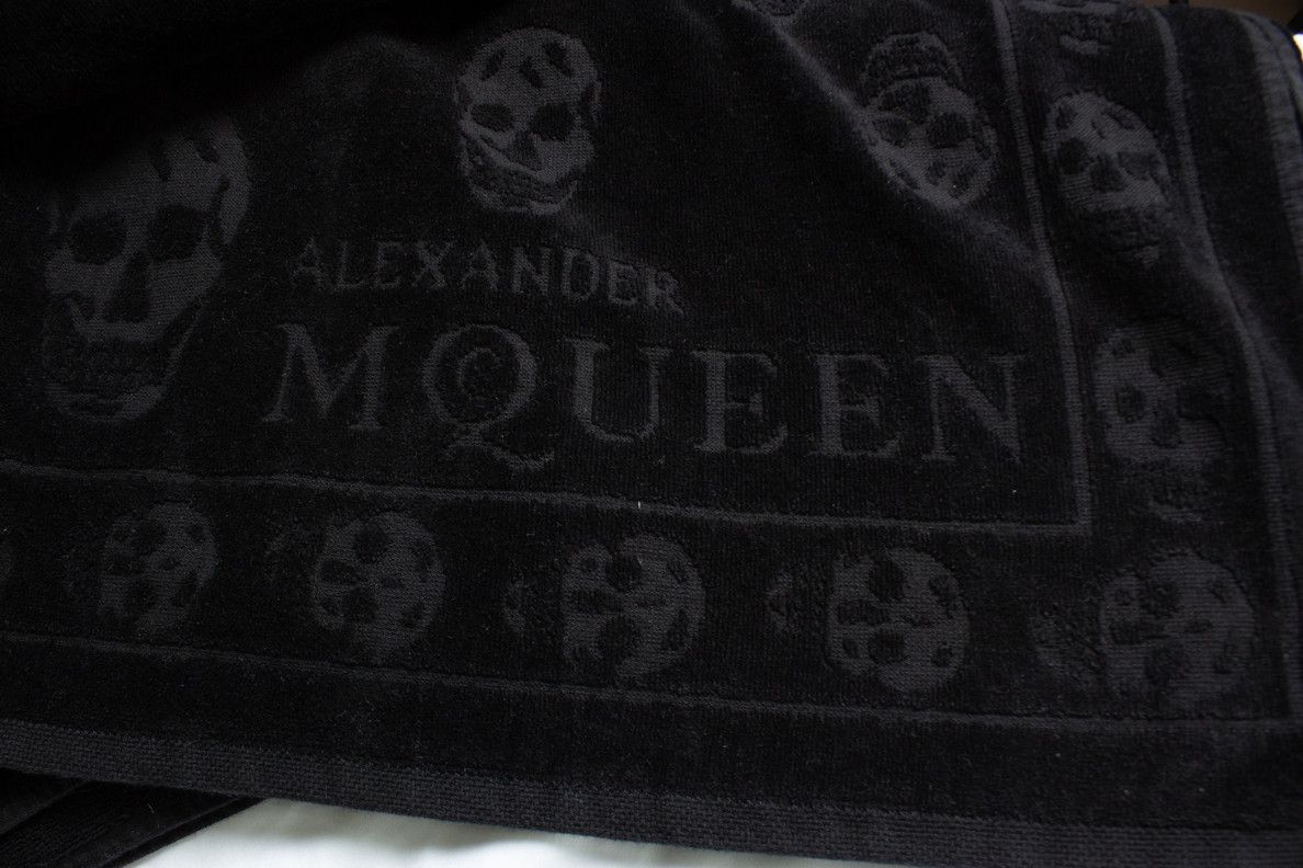 Alexander McQueen Alexander McQueen, Skull beach towel in black Size US 39 - 5 Thumbnail